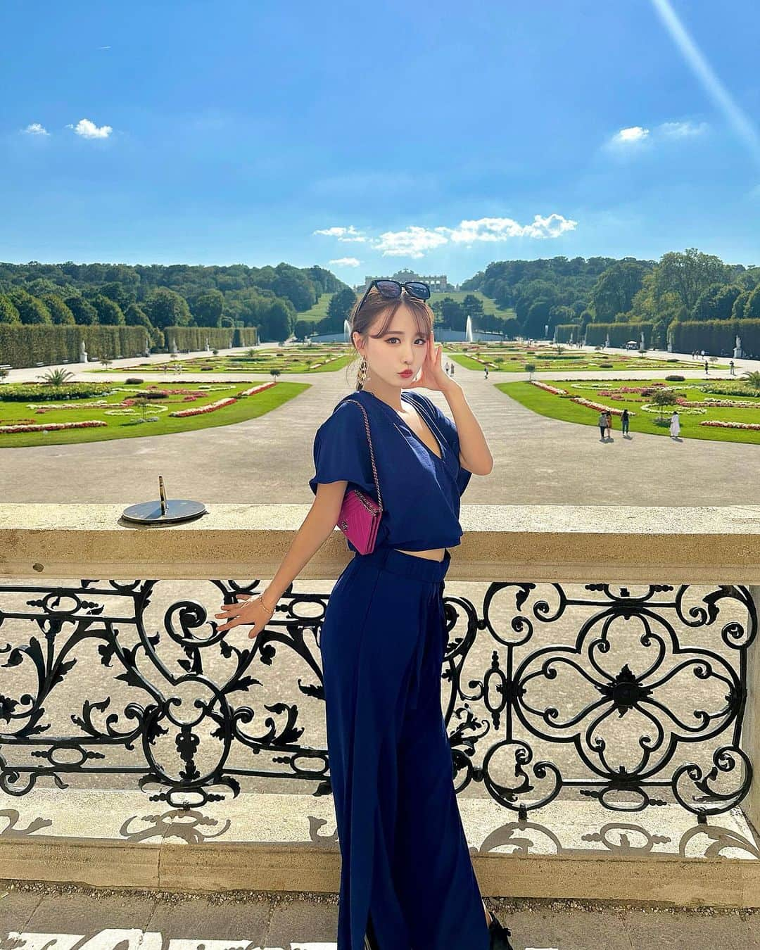 Sarraさんのインスタグラム写真 - (SarraInstagram)「📍Austria/Schloss Schönbrunn🏰 オーストリア/世界遺産のシェーンブルン宮殿💐  宮殿には1400もの部屋があり、大広間では6才のモーツァルトが演奏を初披露したそうです🎹✨ 7歳のマリー・アントワネットに「きみは優しい。大きくなったらぼくのお嫁さんにしてあげる」とプロポーズした可愛いエピソードも😘💓 . . . . #オーストリア#オーストリア旅行#ウィーン#ウィーン旅行#マリーアントワネット#モーツァルト#マリアテレジア#ハプスブルク家#シェーンブルン宮殿#世界遺産#文化遺産#世界遺産巡り#世界遺産の街#城#ヨーロッパ#海外旅行#海外#海外ファッション#姉妹#姉妹コーデ #Europa#wien#Austria#áustria#austriavacations#wienstagram#schlossschönbrunn#vienna#viennaaustria#castle」10月21日 21時37分 - sarra31247