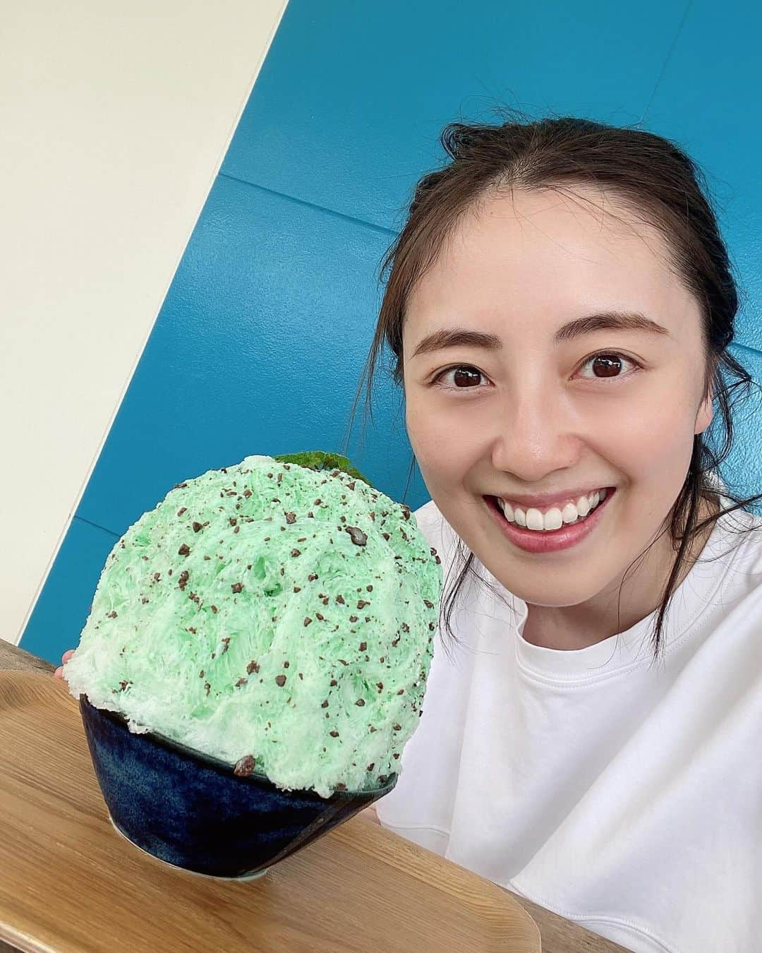 沢井美優のインスタグラム：「YouTube生配信ありがとうございました☺️  このあと22：00～日本テレビ 「ゼイチョー 〜「払えない」にはワケがある〜」 お楽しみに✨  #沢井はかき氷です #🍧  珍しく　#チョコミン党　🤎🩵💚  #かき氷 #かき氷大好き  #かき氷は人を幸せにする #🧡　 　 #笑顔溢れる毎日を  #明日もきっと素敵な一日 #🍀」