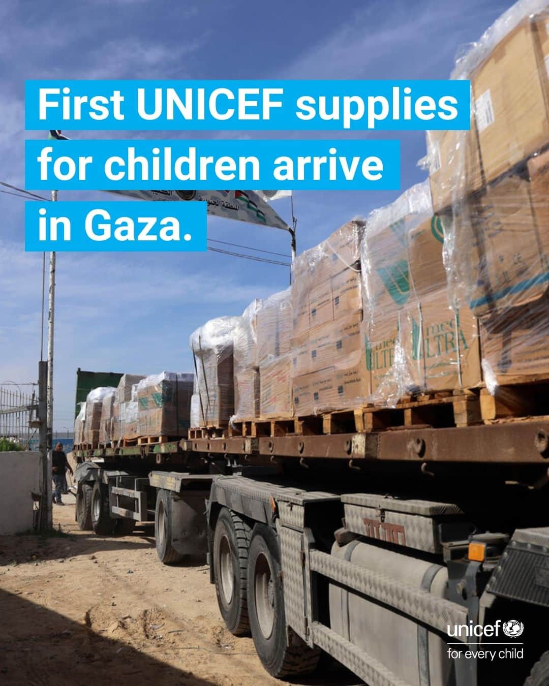 のインスタグラム：「Over 44,000 bottles of drinking water supplied by UNICEF – just enough for 22,000 people for 1 day – were driven through the Rafah Crossing today as part of a 20-truck convoy with the Egyptian Red Crescent, the World Health Organization and the World Food Programme.  “With one million children in Gaza now facing a critical protection and humanitarian crisis, the delivery of water is a matter of life or death. Every minute counts,” said UNICEF Executive Director Catherine Russell. “This first, limited water will save lives, but the needs are immediate and immense – not just for water, but for food, fuel, medicine, and essential goods and services. Unless we can provide humanitarian supplies consistently, we face the real threat of life-threatening disease outbreaks.”  Large parts of Gaza’s infrastructure, including critical water and sanitation systems, have been reduced to rubble in nearly two weeks of escalating violence. Water production capacity is at 5 per cent of normal levels, and the nearly 2.3 million residents in Gaza are now surviving on 3 litres of water per person per day. About a million people are displaced, around half of them children, and many have taken shelter in overcrowded shelters with extremely limited access to water, sanitation and hygiene – conditions that are especially dangerous for young children.  “Every child must be protected and humanitarian agencies, like UNICEF, must be able to safely and predictably deliver assistance to children and families in Gaza who are in desperate need,’’ Russell said. “Above all, all parties must unconditionally protect every child from harm and afford them the special protection to which they are entitled, in accordance with obligations under international humanitarian law.”  UNICEF has prepositioned additional emergency supplies for up to 250,000 people at the Rafah crossing that can be brought into Gaza in a matter of hours, with more enroute. Humanitarian supplies must be allowed to safely reach children and families in need wherever they are, in accordance with the rules of war.  Read our full statement via the link in our bio.」
