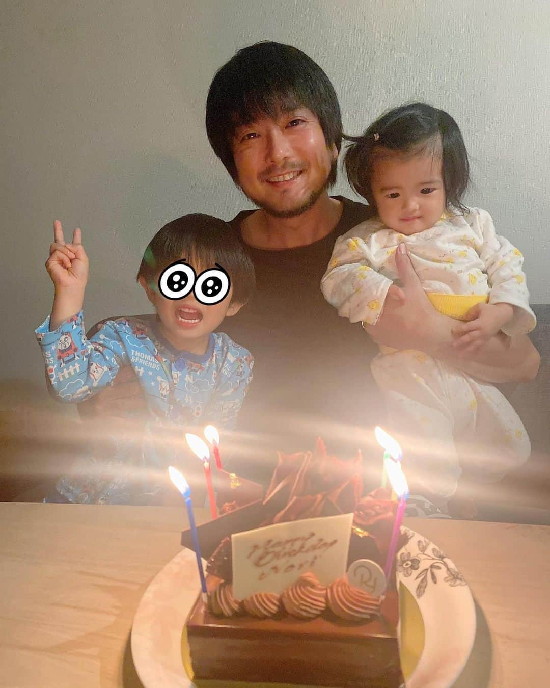 尾崎ナナのインスタグラム：「happy birthday my husband✨✨ いつも家族の事を第一に考えてくれてありがとう😊 毎日忙しいし、子供たちはまだまだ手がかかって大変だけど、おじいちゃんおばあちゃんになってあの頃は大変だったけど楽しかったねー！って言いたいな😌 これからもよろしくね‼️  #誕生日#happybirthday #47歳 #息子のリクエストで我が家の誕生日は毎回チョコレートケーキですw」