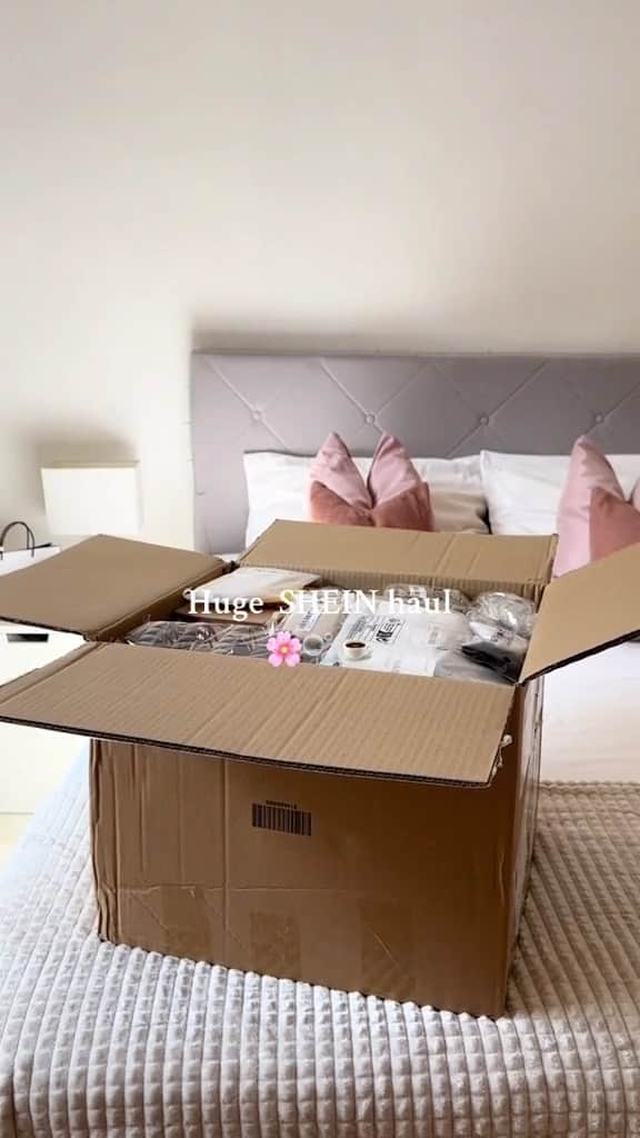 SHEINのインスタグラム：「Make way, MEGA HAUL coming through!!! 📦🤯 @stellapsyllaki  🔗:https://shein.shop/gueu4rf  #SHEIN #SHEINforAll #SHEINstyle #fashion #chic #saveinstyle」