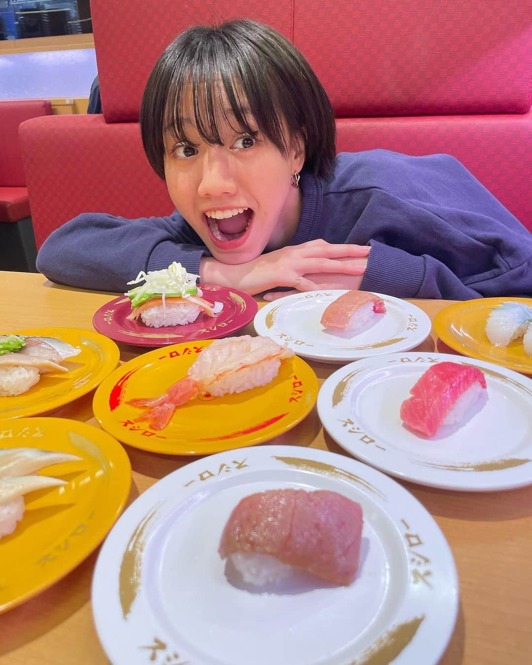邑菜さんのインスタグラム写真 - (邑菜Instagram)「🍣 • お久しぶりです スシローで贅沢した🫨 白いお皿なんか見たことないんだけど笑笑  #スシロー #すし #寿司」10月21日 21時31分 - yu_nanohana2000
