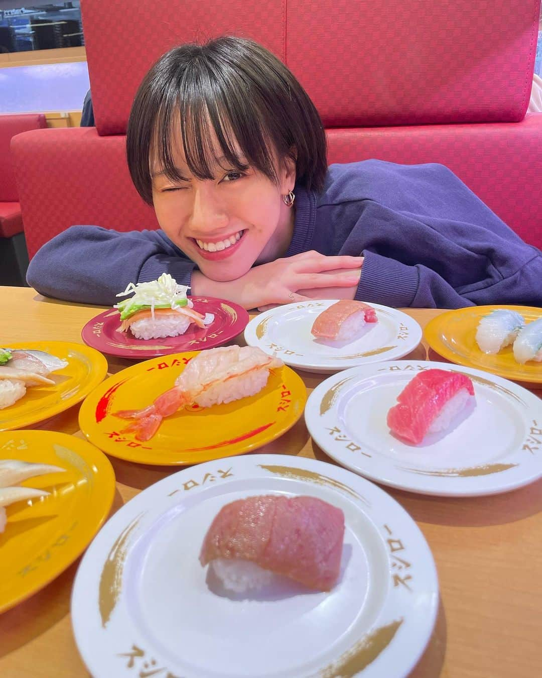 邑菜のインスタグラム：「🍣 • お久しぶりです スシローで贅沢した🫨 白いお皿なんか見たことないんだけど笑笑  #スシロー #すし #寿司」