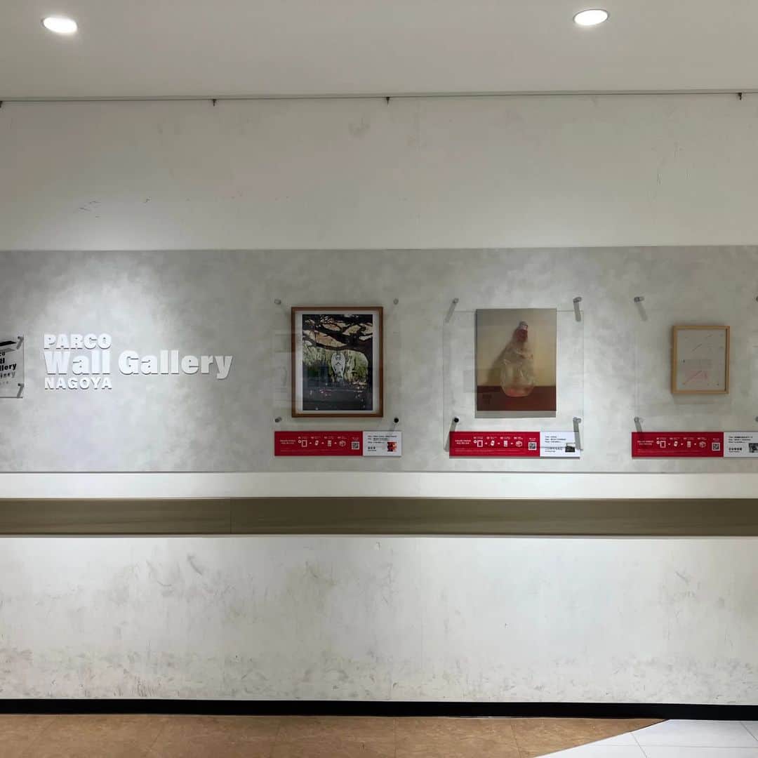 名古屋パルコさんのインスタグラム写真 - (名古屋パルコInstagram)「【PARCO Wall Gallery NAGOYA】  名古屋PARCOがアートギャラリーに！ 名古屋PARCO館内の共用部にアート作品を展示。 館内に展示する作品はONLINE PARCOで販売いたします。 第一弾は、愛知県瀬戸市で現代アートのカフェギャラリー「Art Space & Cafe Barrack」を運営するアートユニット”Barrack”とコラボレーション。 現代アートをもっと身近に、気軽に。 《展示期間》2023年10月20日（金）～2023年12月22日（金） 《販売期間》2023年10月27日（金）10:00～2023年12月22日（金）19:00 《展示会場》西館1F・エスカレーター前柱 / 西館1F・正面入口 / 西館1F-B1F・エスカレーター /　西館-東館B1F連絡通路 / 西館1F-B1F階段 名古屋での開催を記念し、10月22日(日)名古屋PARCO・西館の正面入口にて、参加アーティストの一人である文谷有佳里氏による1日限りの公開制作を行います！   《公開制作開催概要》 日時：10月22日(日) 11:00～ 会場：名古屋PARCO西館正面入口   さらに、作品を販売するパルコのECサイト「ONLINE PARCO」では、本企画特別の梱包用紙・ステッカーをご用意。気に入ったアーティストの作品はECサイトでご購入いただけます。また、名古屋PARCOに足を運ぶのが難しい遠方にお住いのお客様も、ご購入が可能です。   ■Barrack (バラック) 近藤佳那子と古畑大気によるアートユニット、及びスペース名。 2017年愛知県瀬戸市にてカフェギャラリー「Art Space & Cafe Barrack」をオープン。以降、同スペースで主に東海圏のアーティストを紹介しつつ、定期的にトークイベント、音楽ライブ、ワークショップなどを開催している。また、様々なアートイベントやプロジェクトに参加し、美術・食・歴史・音楽・造形教育、といった多層的な要素を取り込みながら、人との関わりの中で作品やスペースを展開する。     ■参加アーティスト 足立涼　　@adachiryoppm こいけぐらんじ  　@guran_g 近藤佳那子　@cafebarrack   古畑大気　@taikifuruhata   文谷有佳里　@yukaribunya」10月21日 21時31分 - parco_nagoya_official
