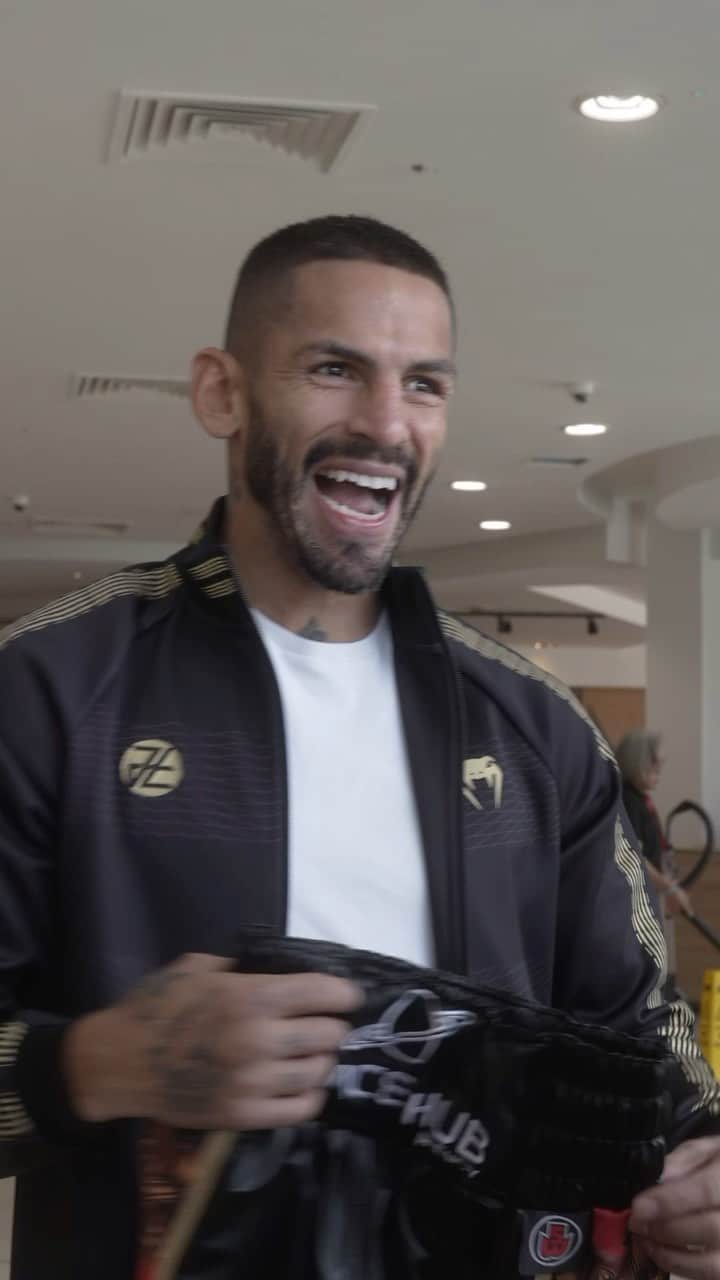 ホルヘ・リナレスのインスタグラム：「The Last Samurai kit created for the very special Jorge Linares in the Suzi Wong studio.   A bespoke kimono and boxing shorts created for the special occasion.   #FightNight #LinaresCatterall #Boxing #SuziWong #MatchroomBoxing #JorgeLinares #TheLastSamurai #Boxeo #Boxen #FightHype #DaznBoxing #catteralllinares」