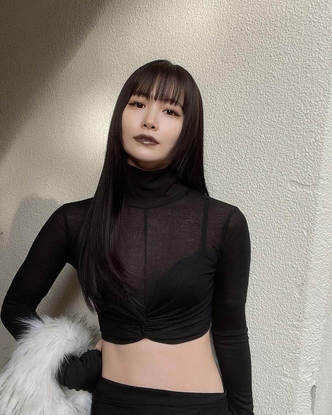 中村くるみのインスタグラム：「🍂  レイヤーが入った毛先もちゅるんちゅるんに🧖🏻‍♀️ いつもありがとうございます🖤 @rrs_jun  @rrsalon_  ついでに前髪と顔まわりのレイヤー部分も綺麗に整えてくれました✂︎ めちゃくちゃいい感じすぎる🤤」