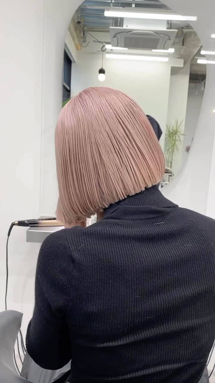 きぬがわひかるのインスタグラム：「〝pink blond〟  丁寧にブリーチリタッチをして過去の履歴も修正しつつ ダメージレスにオンカラー◎  最近はブロンドベース、ミルクティーベースが人気です✔︎  #ハイトーンボブ#blondhair#ブロンドカラー#ピンクブロンド #ハイトーンヘア#ブリーチリタッチ#ブロンドヘアー##ピンクカラー#ボブ#ストレートヘア #ボブスタイル #ストレートボブ#ワンレンボブ#ミルクティーカラー#ピンクミルクティー#」