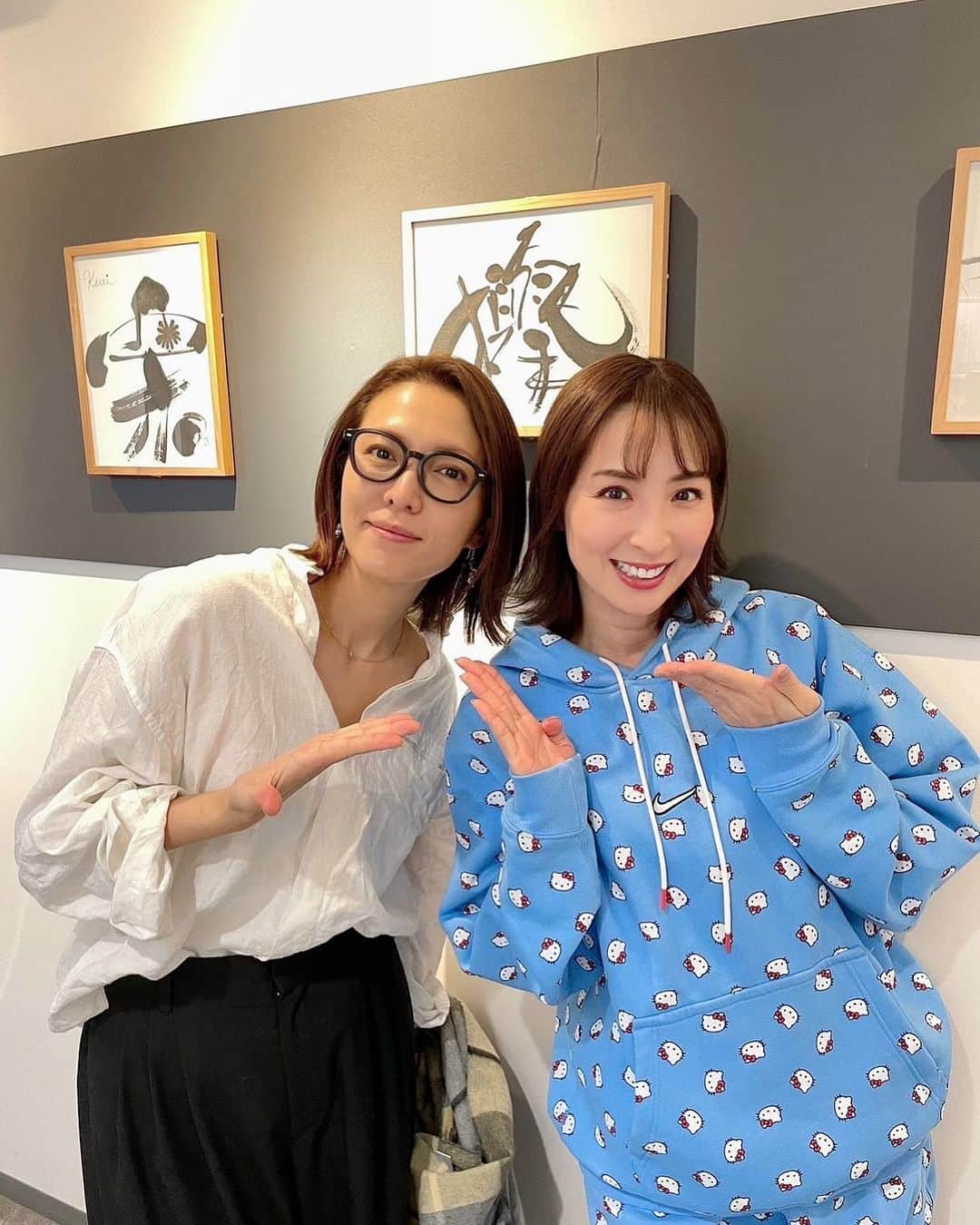 安蘭けいのインスタグラム：「ゆうの出演してる舞台『多重露光』を観に行ってきました✨ ゆうはハレーションを起こしそうなほどキラキラ輝いていました😆✨ 20歳の息子を持つお母さん役をとても可愛く時に切なく、難しい役どころを素敵に演じていて感動しました🥰 最近はドラマやバラエティでの活躍が続いてるけど、やっぱり舞台姿も素敵だから、今後もいっぱいやって欲しいな〜って思ったのでした☺️✨✨✨ 明日の千穐楽、無事に迎えられますように🎊❤️  #多重露光 #真飛聖 ちゃん #美白美女 #髪型が似てたの #そうだ #髪切りました✂️」