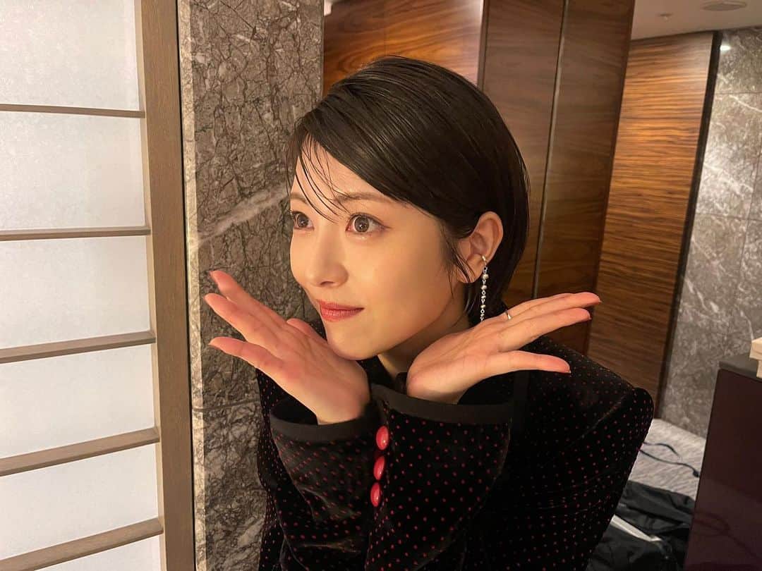 浜辺美波さんのインスタグラム写真 - (浜辺美波Instagram)「#浜辺美波 公式Xより  『ゴジラ-1.0』ワールドプレミアレッドカーペットイベントに出席してまいりました😈 靴は…ゴジラコラボなのです😈 写真撮るのが不慣れすぎてこうなっていますが、ゴジラの手がヒールをガッシリ掴んでくれてます😈 ゴジラの映画も公開が近づいてきてワクワクしますね😈11月3日まで今しばらくお待ちください😈」10月21日 21時35分 - minami_829_gram