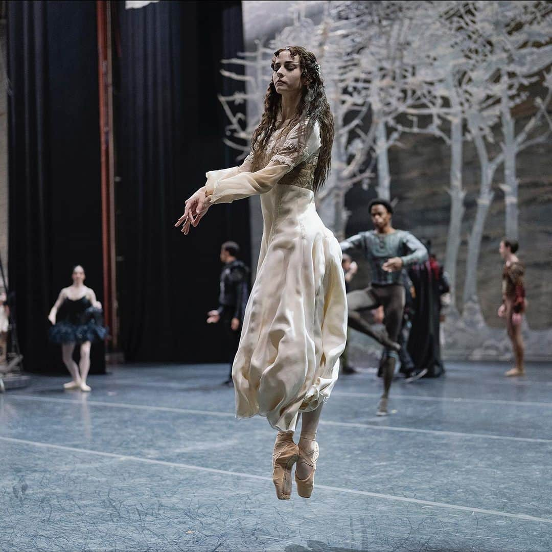 ballerina projectさんのインスタグラム写真 - (ballerina projectInstagram)「𝐌𝐚𝐱 𝐑𝐢𝐜𝐡𝐭𝐞𝐫 Odette maiden   @maxrichtermoves #maxrichter #ballerinaproject #swanlake #ballerina #ballet #dance   Ballerina Project 𝗹𝗮𝗿𝗴𝗲 𝗳𝗼𝗿𝗺𝗮𝘁 𝗹𝗶𝗺𝗶𝘁𝗲𝗱 𝗲𝗱𝘁𝗶𝗼𝗻 𝗽𝗿𝗶𝗻𝘁𝘀 and 𝗜𝗻𝘀𝘁𝗮𝘅 𝗰𝗼𝗹𝗹𝗲𝗰𝘁𝗶𝗼𝗻𝘀 on sale in our Etsy store. Link is located in our bio.  𝙎𝙪𝙗𝙨𝙘𝙧𝙞𝙗𝙚 to the 𝐁𝐚𝐥𝐥𝐞𝐫𝐢𝐧𝐚 𝐏𝐫𝐨𝐣𝐞𝐜𝐭 on Instagram to have access to exclusive and never seen before content. 🩰」10月21日 21時36分 - ballerinaproject_