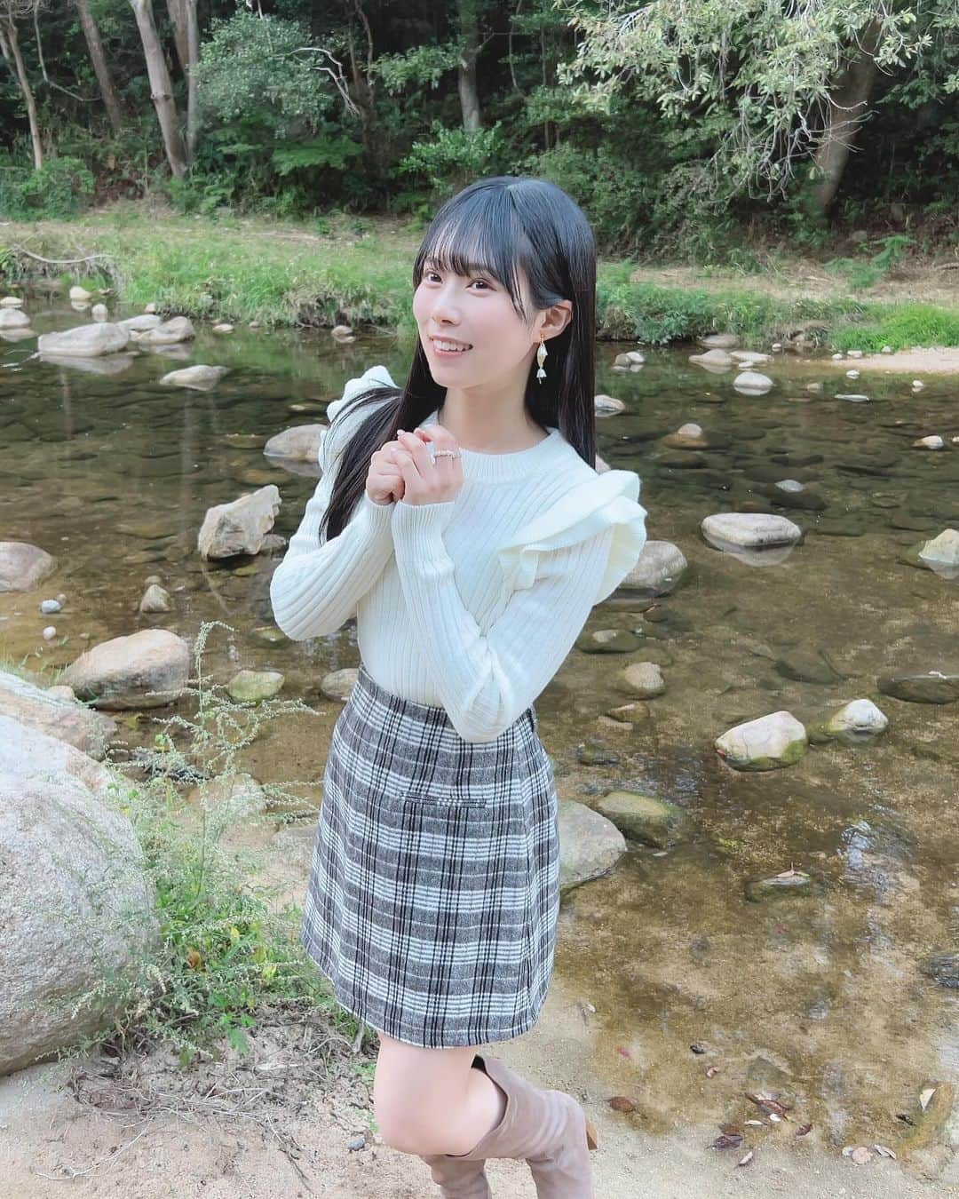 瀧本弥生のインスタグラム：「疲れた時は自然に癒されよう🌱🫧  #NMB48 #アイドル　#04 #05 #05년생　#秋コーデ #ロングブーツ  #idol #自然　#川 #癒し」