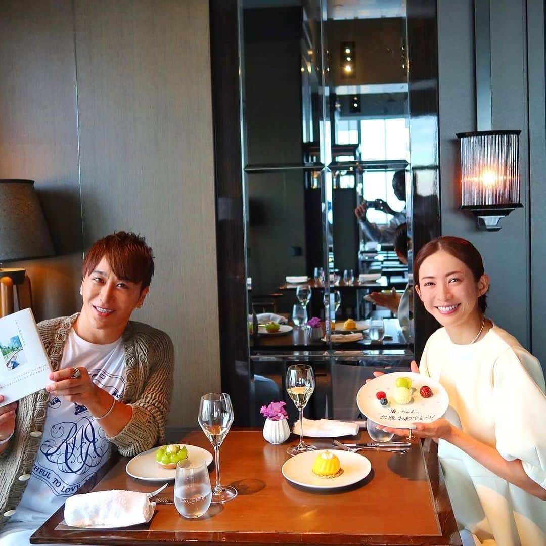 Atsushiのインスタグラム：「. . ちょっと久々な麗ちゃんとランチ🥂 とっても読み応えがあった麗ちゃんの新刊、 出版おめでとー&お疲れ様でしたー❣️  本作りって、自分の魂を削って、 読んでくださる方が、良い本だなぁと思っていただけるように、 集中して、注力していく、、、長い道のりの細かい作業。  お仕事、家事、子育てをしながら、 一冊の本のエッセイを書き上げたのは、 本当に凄いことだと思います👏👏👏 自ら執筆しているからこそ、 麗ちゃんの様々なリアルを感じることが出来るしね。  バタバタな金曜日、限られた時間の中で、 会っていなかった3ヶ月間の出来事を、 一気に楽しくおしゃべりして。 また来月の麗ちゃんバースデーお祝い会でね🎂  Lunch with @reikotakagaki after a while🥂 Her new book was very worth reading. Congratulations on your new book💖  #わたしの好きなかたち #本当にお疲れ様でした！」