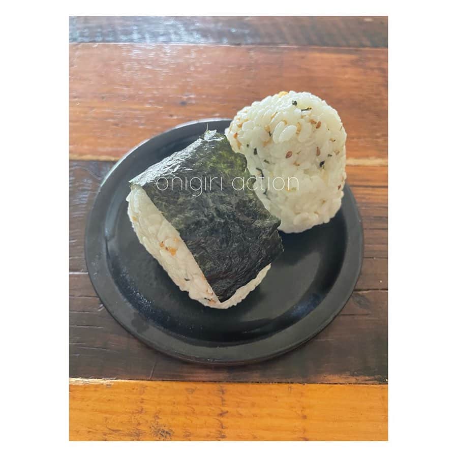 笹峯愛のインスタグラム：「お茶漬けの素を、まぜまぜ。  …イケる。  #onigiriaction」