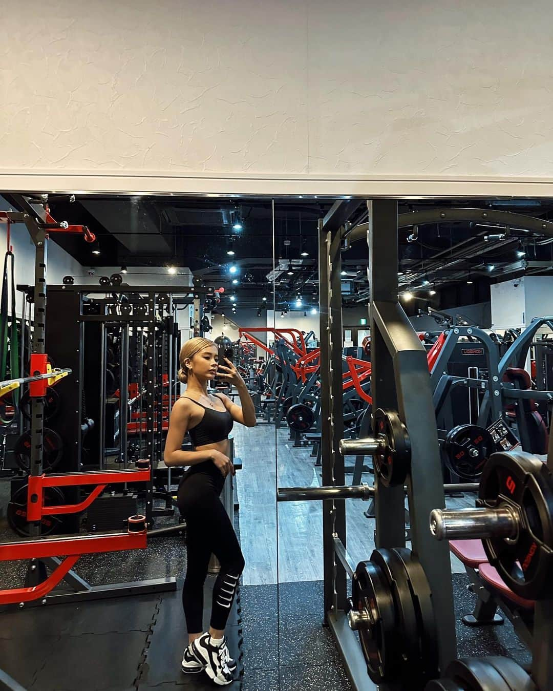 加藤美佳のインスタグラム：「training🏋️🔥 . . まだまだへたっぴ。 フォームももっと綺麗になりたい #training #personal #筋トレ」