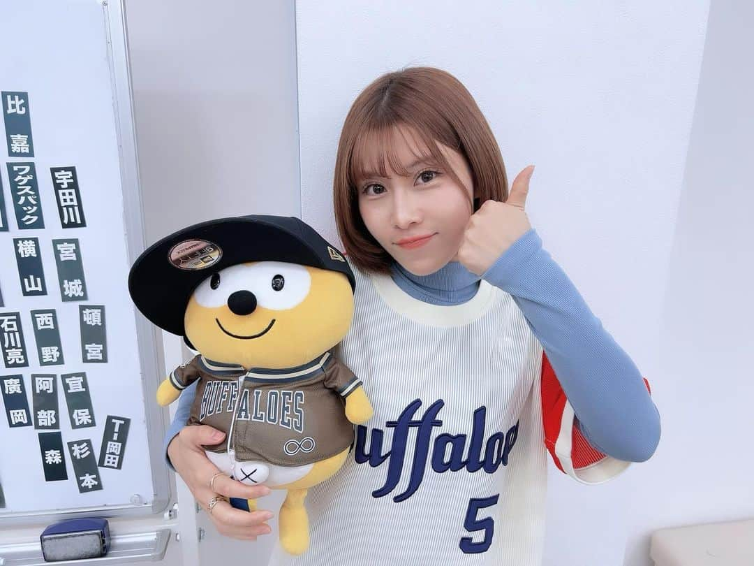 大岩根綾奈のインスタグラム：「オリックスバファローズ 日本シリーズ進出決定しました㊗️🎊⚾️  さぁ！日本1目指してもう一踏ん張り！ 阪神さん宜しくお願いします🐯🐮  本日も選手の皆さんファンの皆さんお疲れ様でした🍵  #オリックス  #オリックスバファローズ  #オリックス・バファローズ  #オリ姫  #日本シリーズ」