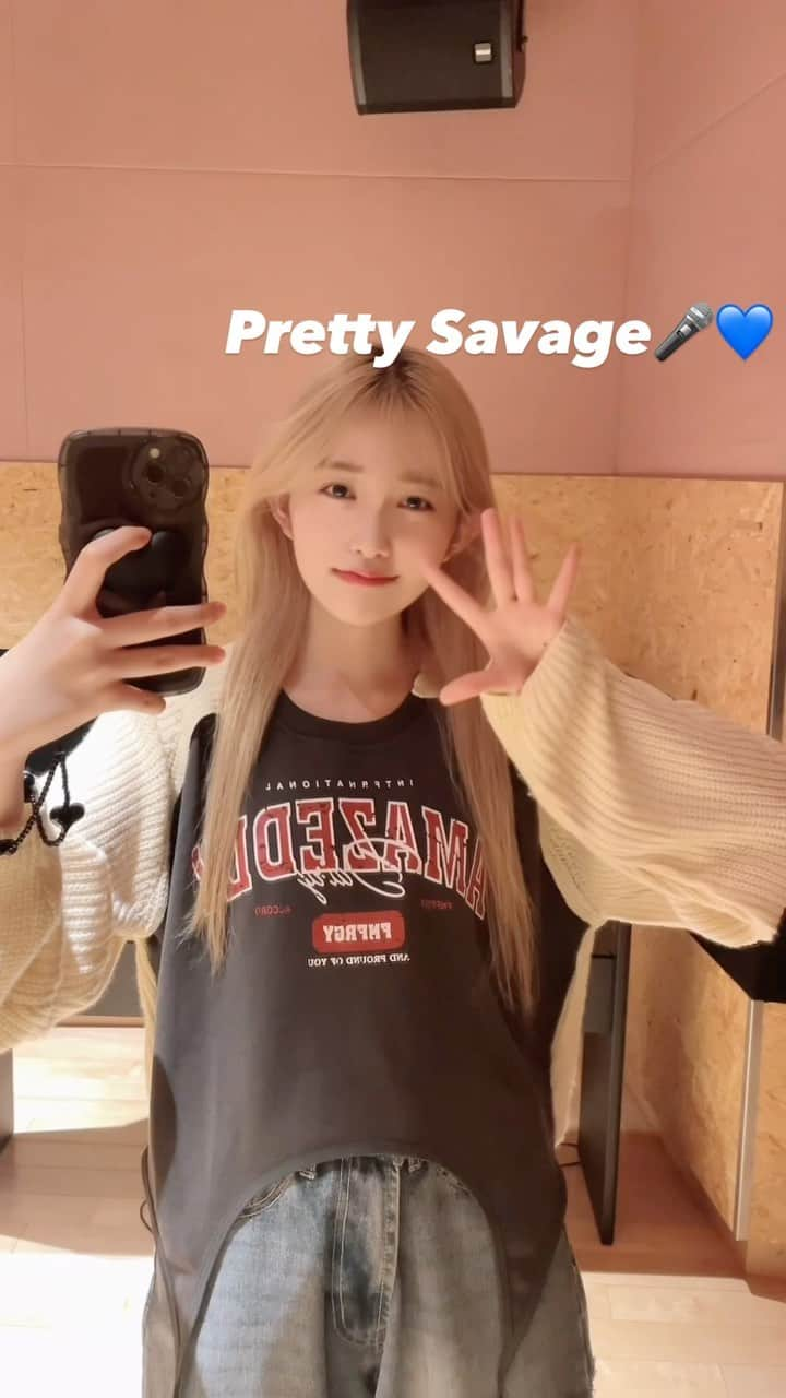 荒武凜香のインスタグラム：「Pretty Savage歌ってみました🎤💙  Tiktok→@/rinkayaaa #歌ってみた #歌ってみた動画 #singing #singingcover #singingvideo #커버 #blackpink #blink」