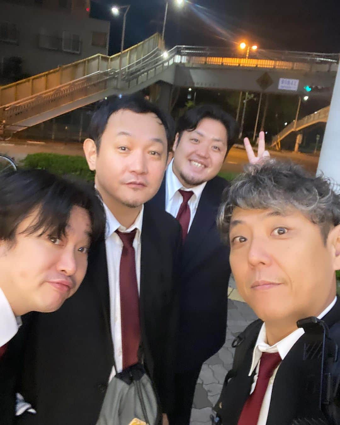 黒川忠文さんのインスタグラム写真 - (黒川忠文Instagram)「大阪でのロケ終わりの一枚 マシンガンズと約一年振の再会 和賀、松崎、神宮寺し…し、なんとかとも会えた笑。 夜から朝方まで、まだ動けるぞ！ ｼﾗﾝｹﾄﾞ(*´ω｀*)  #自撮りおじさん」10月21日 21時44分 - kurokawatadafumi