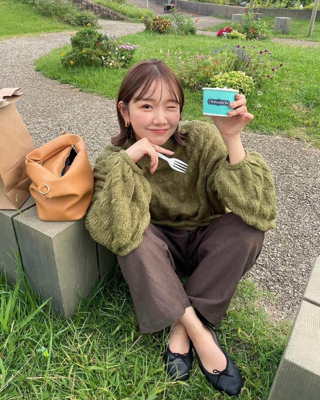 きりまるさんのインスタグラム写真 - (きりまるInstagram)「題しまして 【 たぶんそれテーブルじゃなくてイスな？🪑😇 】 です。  容赦なく床に座りましたけど、 たぶんどう考えたって ここイス🪑だよなわたし頭悪😇  たまったま着た服が 見事に風景と同化しすぎて ナニコレ珍百景に出したいくらいです  今日なんかわたし 頭おかしいのでこのへんでやめます。笑 みんな明日もハッピーは１日を過ごしてね🤍🔅」10月21日 21時44分 - kirimaruuu