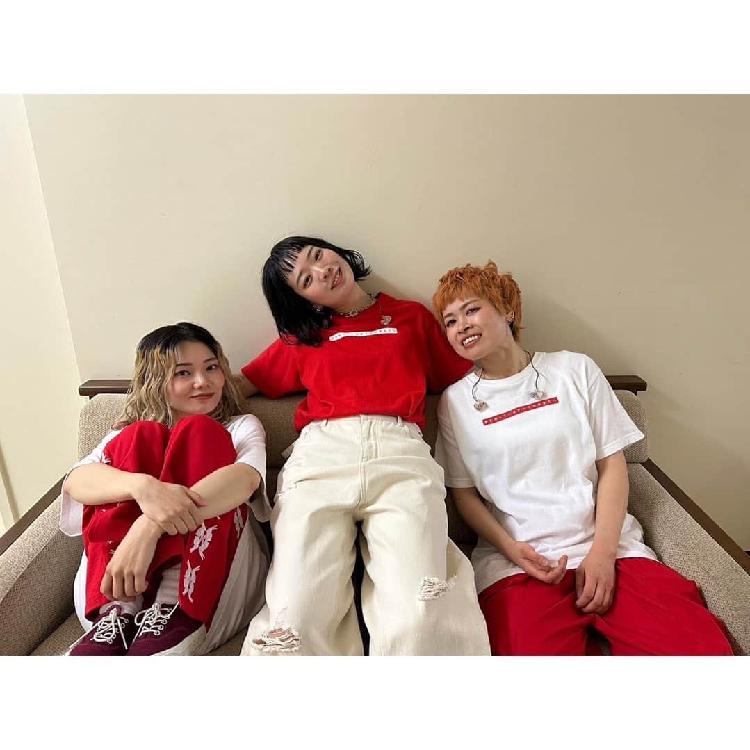 SHISHAMOのインスタグラム：「🔴「恋を知っているすべてのあなたへ」ツアー8公演目🔴  SHISHAMO 10th Anniversary Tour 「恋を知っているすべてのあなたへ」 10/21(土)@福島 喜多方プラザ文化センター 大ホール公演  お越しくださった皆様、 ありがとうございました🐟!!!  #shishamo」