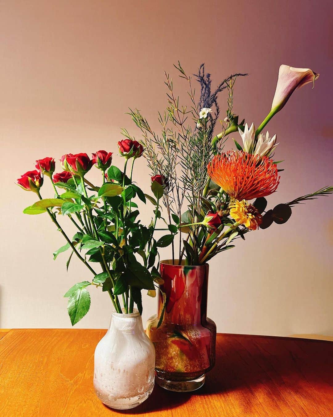 リサ さんのインスタグラム写真 - (リサ Instagram)「リビングが久しぶりに 華やかになりました🫶🏻🫶🏻  右のお花はとっても素敵なお花屋さん @fete.des.fleurs05 さん💐 左のバラは大好きなコーヒー屋さんの ご夫妻からいただきました🥹とてもうれしい〜  ひとまず明日からの目標は、 この花瓶を娘がひっくり返さないように 配慮することです これが本当に重要です。 もうすぐ10ヶ月の娘は、何でも触り、ひっぱり、ちぎり、食べます🤣🤣(たすけて？) 花器を買い集めていた時代が懐かしいです🫶🏻  #花のある生活 #とみせかけて  #花を守る生活」10月21日 21時48分 - richa_ko