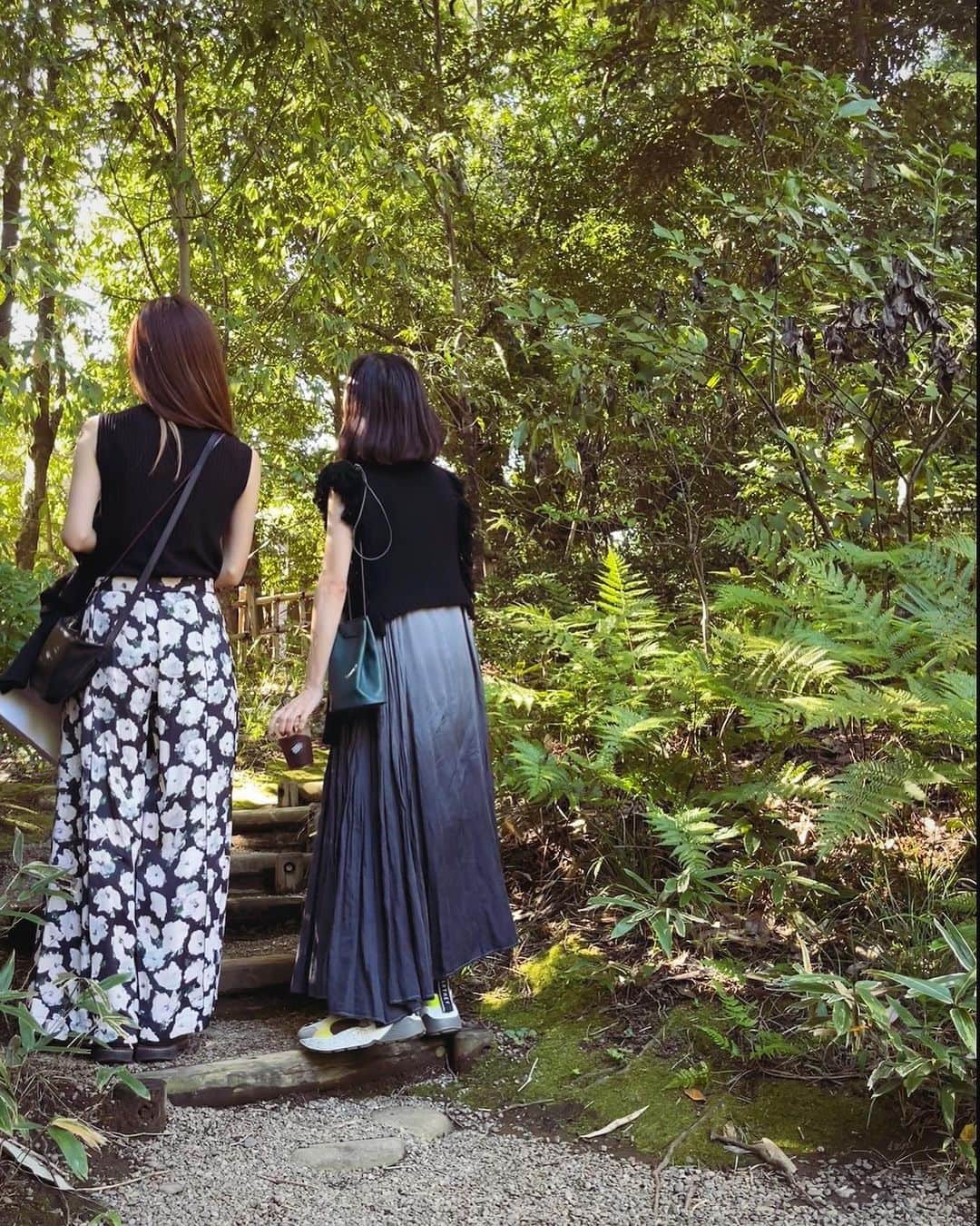 新津由衣さんのインスタグラム写真 - (新津由衣Instagram)「さち @sachitainaka と太陽の下森の小道をお散歩へ🌳  ひかりの中でも静かな暗がりの中でも 同じことばでお話ができるたいせつなともだち✨🤍  奇跡のような偶然のバッタリ再会があったのだけど、一瞬で同じ空間にフィットできる、この感覚はとても愛おしいものです💎✨  たくさんのひかりを交換したね  大人になって やわらかくやさしく、なりましたね  そろそろ、 あれも奏でましょうか？  わたしたち ☺︎☺︎  #タイナカ彩智 #新津由衣 #ぐりとぐら #2枚目はなぜか飲み物フューチャー」10月21日 21時49分 - neatsyui