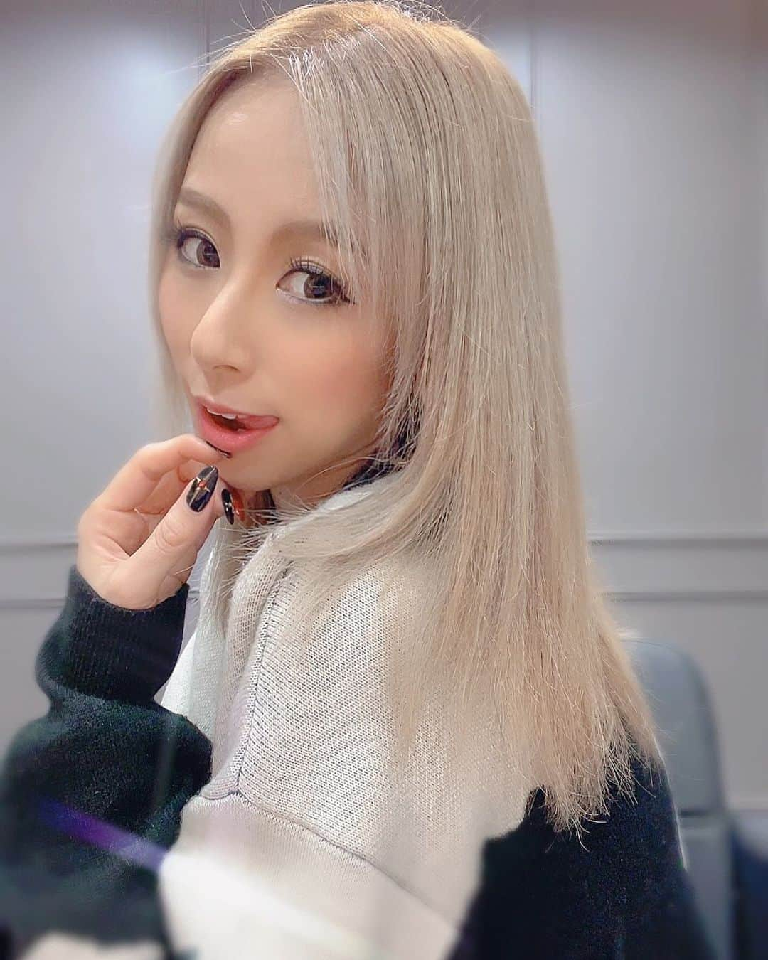 北川エリカのインスタグラム：「美容院行ってきたぁ💇‍♀️ ノーブリーチでグレーっぽい感じのカラーとトリートメントと右側3mm刈り上げだよー！  もうロング感あるよねー✨ もっと伸ばす予定だけど🧏‍♀️♥️ ロングだといろんなアレンジできるのがいいねー🫶」