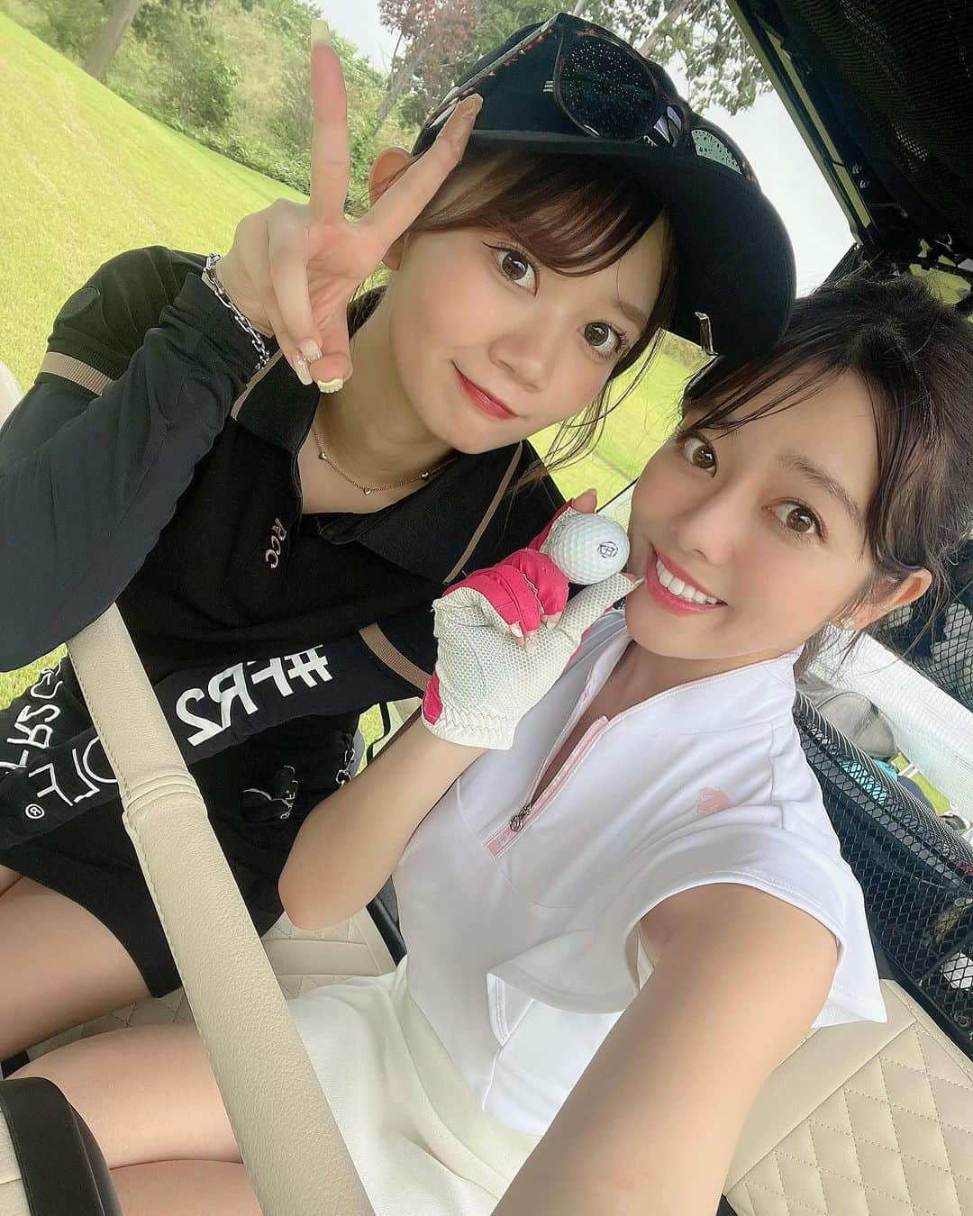 みさきさんのインスタグラム写真 - (みさきInstagram)「お気に入りのゴルフウェアとゴルフ場で☺️⛳️  たまたま全身黒のなつかちゃんと 全身白の私でオセロコーデでした:)  終わったあとは ミストサウナとお風呂入って スッピンで帰る☺️  #ドライバーショット #直前 #幸運の象徴 #出現 #てんとう虫の顔の模様 #ハート型 #🐞」10月21日 21時49分 - misaki.official