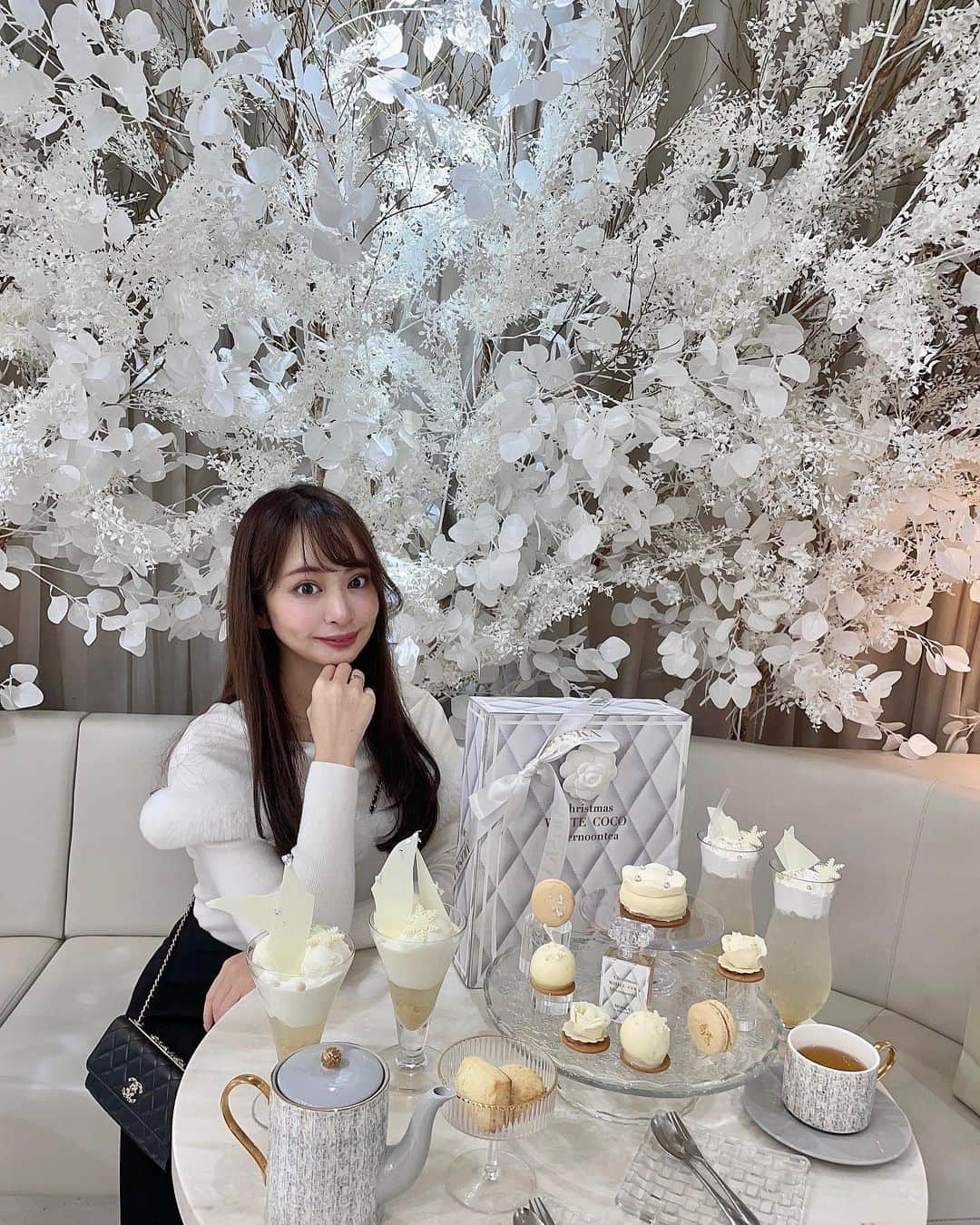 林佑香のインスタグラム：「🫧🫖  White Coco Afternoon Tea⸜❄️⸝  Moska by gingergarden  @moska_by_gingergarden の 10/28から始まる新しいアフタヌーンティー🫖  真っ白な空間がかわいすぎた💕  PR #表参道カフェ #表参道ランチ #表参道アフタヌーンティー #東京アフタヌーンティー  #Moskabygingergarden」