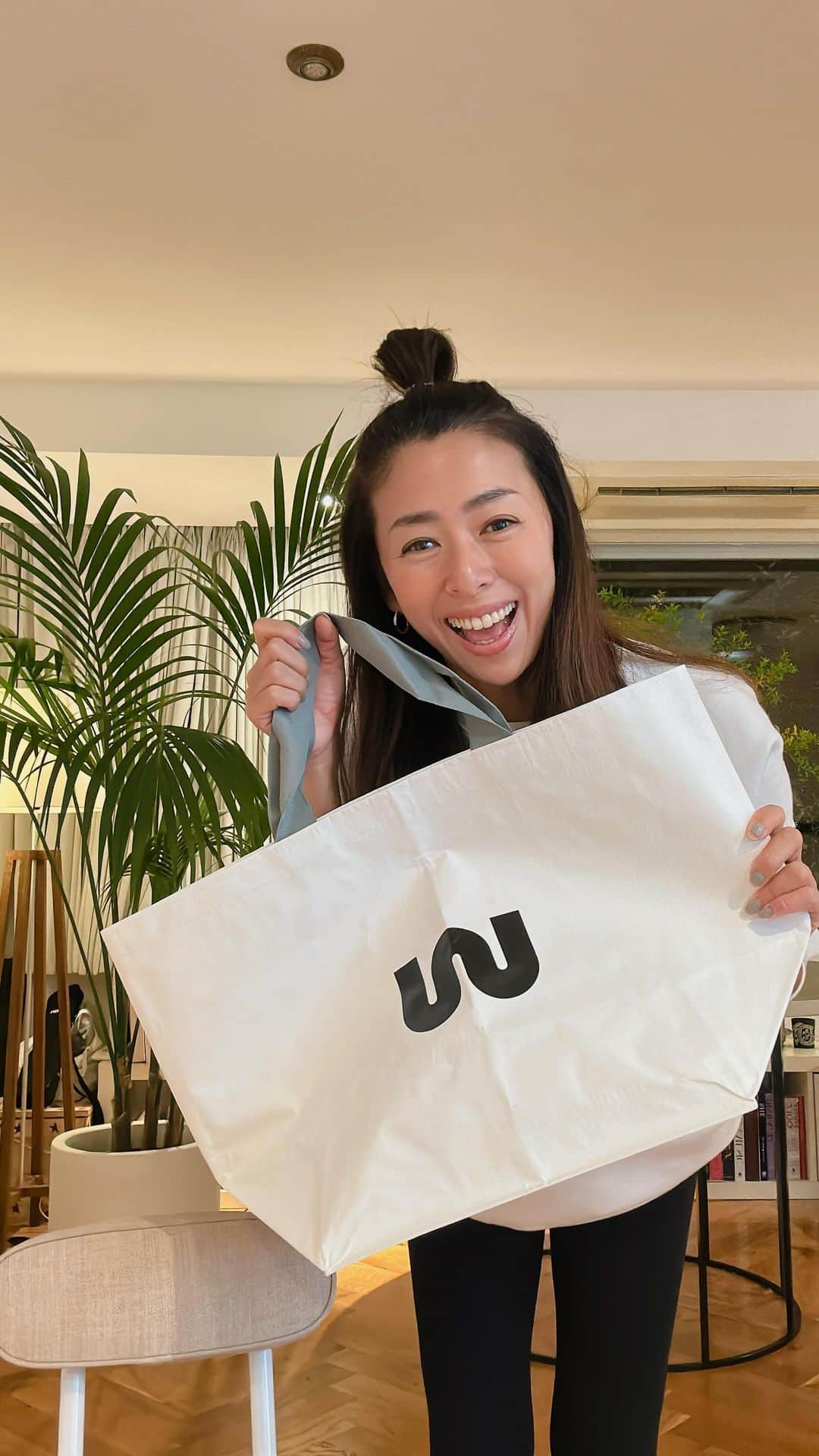 野沢和香のインスタグラム：「週末Live🍵ありがとうございました！  来週末28.２９日のpop upでお買い物してくださった方に用意したWE'RTHYショッパーが今日届いた🤩✨ので、嬉しすぎて報告ライブ😆  明日の虎ノ門ヨガも来てくださる方ありがとうございます🙋‍♀️ 秋晴れの空の下はきっと気持ちいいはず😆  また明日ね〜🙋‍♀️ 皆様良い週末を〜✨」