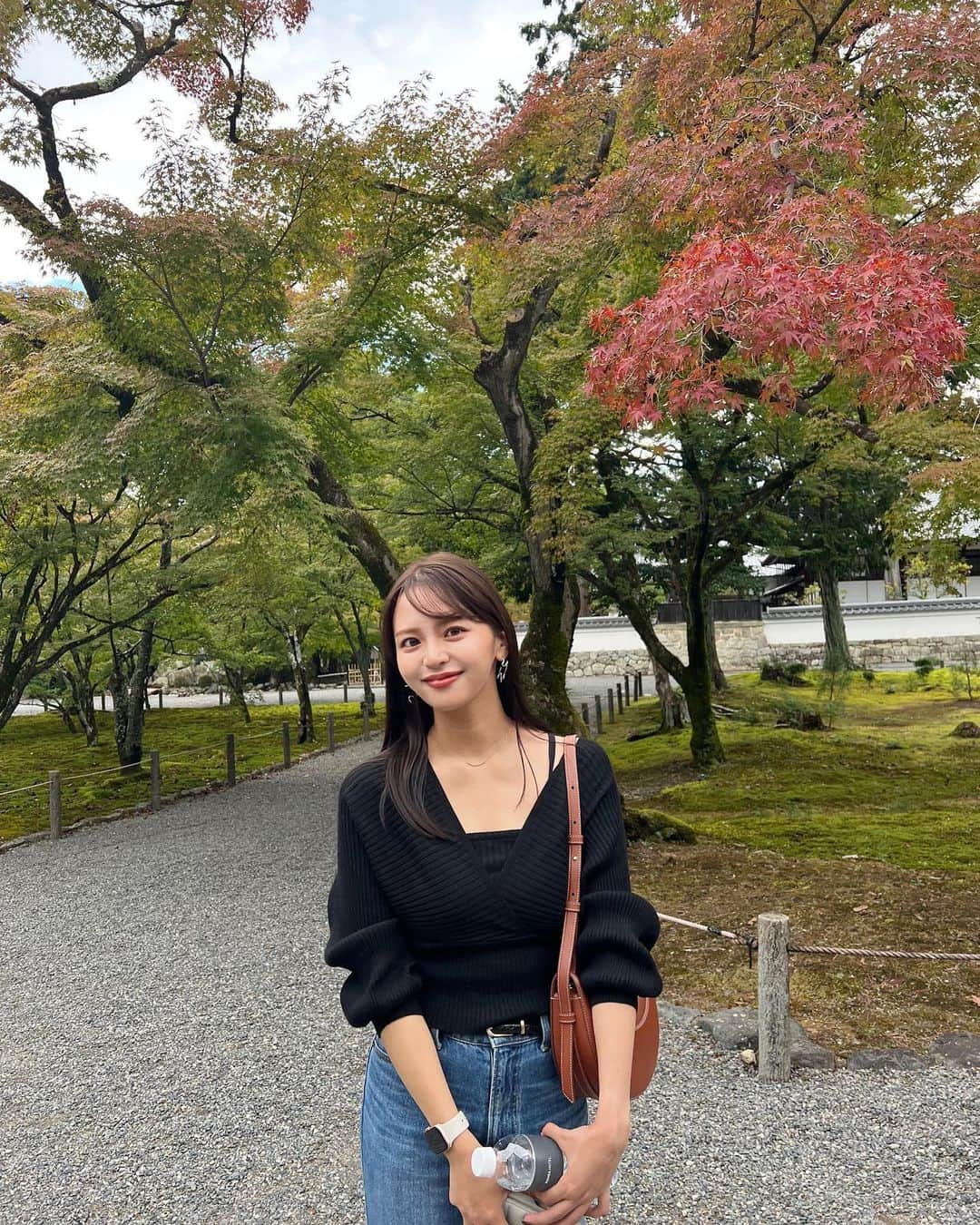 森山紗希のインスタグラム：「秋の京都。 土日休みで満喫してきました！ 嵐山に行ったらいつも行く竹路庵のわらび餅。 機会があったらぜひ行ってみてください💕  旅行前は駆け込みで美容を詰め込みがち。 バッチリ整えて行く旅行はよりテンション上がります😌 hair @kenichi_oyama_  eyebrow&eyelash @beelab_haru   ヘアカラーはモカブラウンです🍂  #京都  #京都グルメ  #京都旅行  #嵐山  #kyoto  #hair」