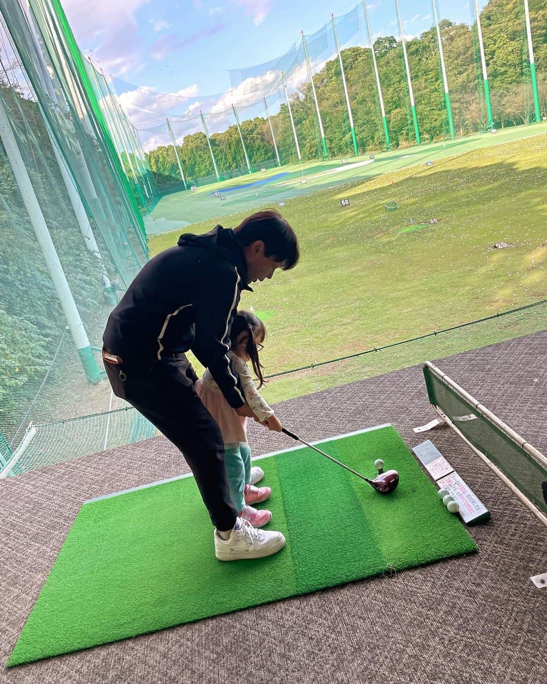 和田正人のインスタグラム：「娘とゴルフ練習。  楽しめたようで何より。  パパは自分の練習で必死！！  西村先生、面倒見て頂いてありがとうございます〜。笑」
