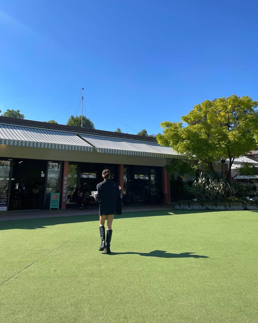 佐久間采那さんのインスタグラム写真 - (佐久間采那Instagram)「.  好き場所過ぎて写真沢山🫶  本読みながらのんびり過ごしたり、なんてことをしてみたい📚💭  #sharegreen #sharegreenminamiaoyama #littledarlingcoffeeroasters #allgoodflowers #minamiaoyama #aoyamacafe #aoyamaitchome #シェアグリーン #シェアグリーン南青山 #南青山カフェ #南青山グルメ #青山一丁目グルメ #青山一丁目カフェ #乃木坂グルメ #乃木坂カフェ #都会のオアシス #オールグッドフラワーズ #humanmade® #humanmadejapan #スウェット女子 #緑に癒される」10月21日 21時55分 - sakuma_ayana