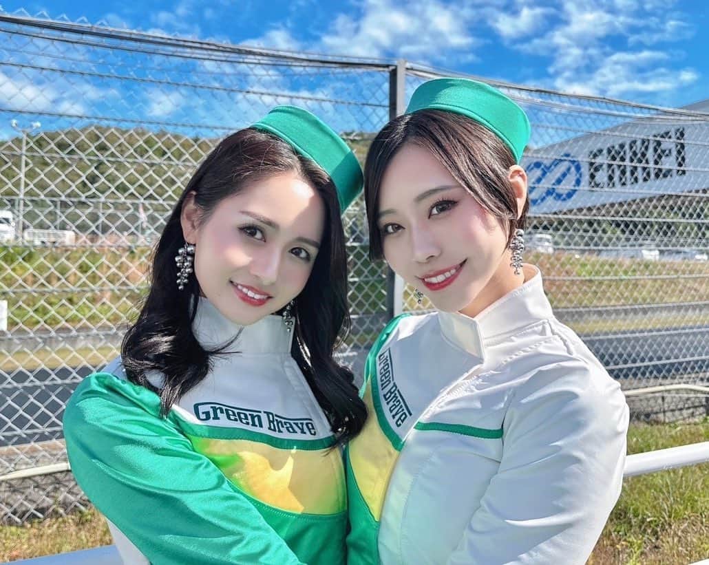 五十嵐みさのインスタグラム：「. SUPER耐久 Rd.6 岡山 予選日お疲れ様でした🟢 . 52号車は明日2番手からのスタートになります！ 今回も表彰台に乗れるチャンス🏆 引き続き応援よろしくお願いします🍀 . #SUPER耐久#S耐#supertaikyu#埼玉トヨペット#greenbrave#レースクイーン#racequeen#ポートレート#一眼レフ#サーキット#レース#grsupra#grsupragt4#コスチューム#モータースポーツ」