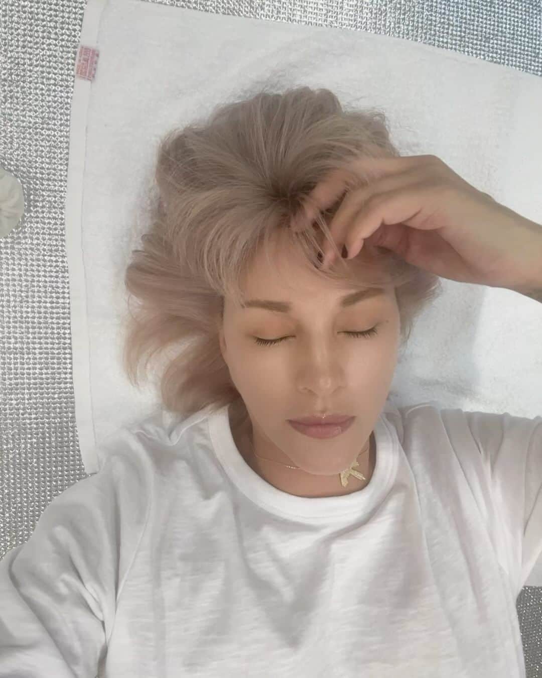 のインスタグラム：「今日は、ストレッチ教室の日でした✨✨ 本日もマミ先生ありがとうございました❣️ ダイエットについて 皆様から色々質問を受けています🙋‍♀️  どうやったら痩せますか？ 何をしたのか教えてほしいと。。  一言ではおさまらない話なんですよね😅😉  私の地獄のダイエットスタートから、かれこれ9ヶ月が経過しましたよ😉  ダイエットや、 運動癖がついていない人は、  始まりが何よりも辛いのです😣  マイナス地点からゼロ地点  コレが一番キツいのです💦  一番パワーが要る。  2の地点まで行ったら、3の地点はもう苦しくはないから。。 こうやって気持ちも身体も慣れたら大変じゃなくなりますよ😊👍  食事の種類も変えた。 常に身体を動かす事を考えた。 家にいる時間も少なくしました。 イチニチ3食は食べない。 炭水化物を殆ど辞めた。 辞めたモノ沢山ありましたよ。 後は、人生につきものの悩みもあった時期もあって。悩みって痩せるんですよ〜😅😅 悩みのない人なんていないでしょ😉この夏、あの異常な暑さの中、歩きでゴルフを回ったりしていた。 アレは効果的でしたね。水も半端なく飲んで、、太陽にあたり☀️身体を動かし 汗をだして、、身体を動かす様になると自然と脳みそも変わっていきます。 食べ物も自然に太りやすいモノを避けていきました。ガッツリ食べたら身体をキチンと動かす。 あと、夜人に会わない様にしていました。人に会うと食べてしまうから。 母との食事もしませんでした。 母は、悲しがっていましたが🙃  身体が軽くなって行くと、やれる事が増えて行きます。  ストレッチ数回で楽になって来ました。初めは緊張したりして筋肉が動かなくて、、 今、週一回かなり濃〜い内容です。 ストレッチ痛い痛い😅 身体硬いからね〜😉  今日は、 @yuumikoga さんをお誘いして。  皆様、身体の変化を求めたら 必ず変化していきます。　 変わらなかったら何かが足りないか、やり方が間違っていると思います。  何事も変化に年齢は関係ありません。 地道に頑張って辛さを乗り越えて行ってくださいね✨✨  ストレッチは、身体には非常に大切な事なので 是非やって頂きたいですね✨✨  伸びて縮んで。。。  自分に合うプログラムを作ってみてね✨✨ わたしは、もう少ししたら水泳もやりたいなと思っていますよ🏊‍♀️  私の目標は、身体のコアを鍛えて身体を柔らかくして。ゴルフスウィング上手くなりたいのよ〜✨✨  #毎朝体重計  #身体を動かす　 #なるべく歩く #ストレッチ教室  #出来なくても諦めない  #炭水化物で太る私 #ゴルフ上手くなりたい」