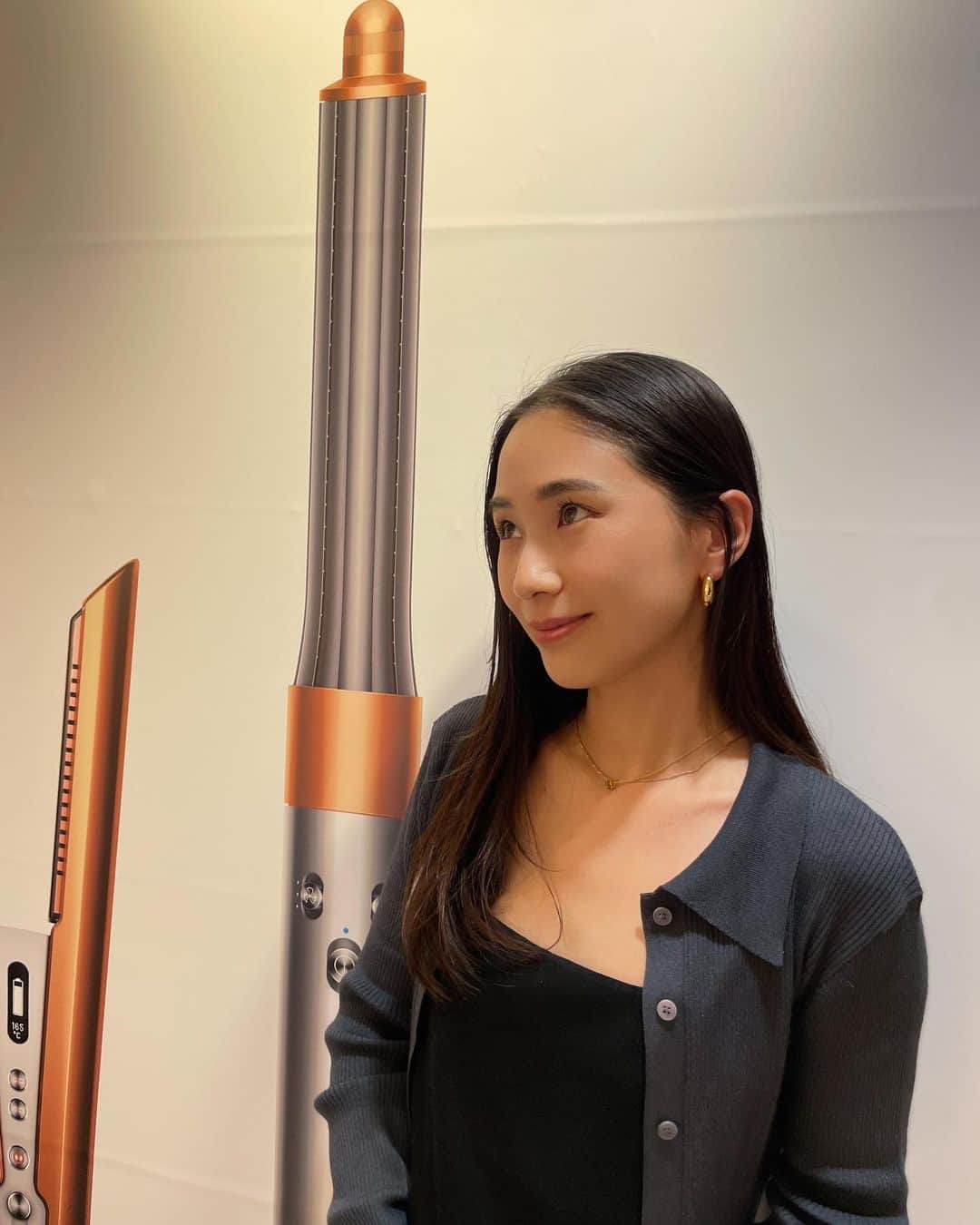 伊地知朋子のインスタグラム：「___ ずっと気になってたのよ Dyson Airwrap( @dysonhair_jp )  いつも時短優先で髪を束ねちゃうけど 引っ張りが頭皮に負担がかかるから たまにはダウンスタイルもしないとな と思いながら過ごしていたここ最近💭  リニューアルしたDyson Hair大阪高島屋店で プロのヘアスタイリストさんに アドバイスしてもらいながら 使い方を教えてもらえるということで @masako_urbanbobbyと体験しに✨  「毛先を軽くワンカールしたい」との私のリクエストに Airwrapの持ち方、ヘッドの角度を 丁寧にレクチャーしてもらい 思いの他、簡単にセットできて驚き♡ ブラシヘッドに変えてブラッシングするだけでもうねりやヘアゴム跡が整い艶が出るから本気で欲しい。 物欲が沸々と、、、💭  キャンペーン限定の ビンカブルー/ロゼの カラーリングがまた素敵なので 是非体験兼ねて見に行ってみてください♡ ____ #PR #ダイソンビューティー #ダイソンエアラップマルチスタイラー」