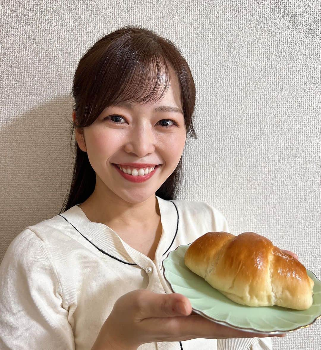 出世凪沙のインスタグラム：「. ずーっと食べたかった白トリュフ塩パン🥐 すでに恋しい、、🤤 人気No.2の生ドーナツもモチモチで最高やったし メロンパンもメロンの風味がしっかりしてて 食べ応え抜群でした❤️ . #大阪#中崎町#truffle#bakery#パン屋 #白トリュフの塩パン#生ドーナツ#メロンパン #あと10個はいける#リピ確定 #パン好き#パン活#ぱんすたぐらむ」