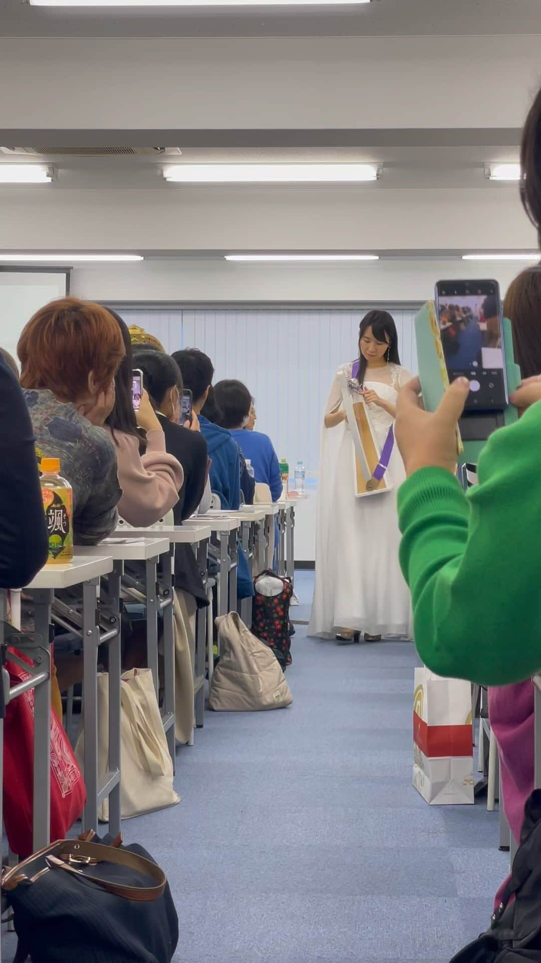 松岡みやびのインスタグラム：「YouTube「Miyabi Harp」へ  講演会ダイジェスト版動画をアップしました🩵  🌸グランド三曲 フェアリー弾き ライオン弾き ペガサス弾き  🌸ペガサス弾きについて トーク紹介（抜粋）  🌸クリスハープ 君をのせて  🌸写真アルバム キッシー編集長 はやと君 主催者みゆきさん 華香先生 まりこ先生 スタッフ皆様  …と盛りだくさんに編集してみました✨☺️  見てね〜💕」