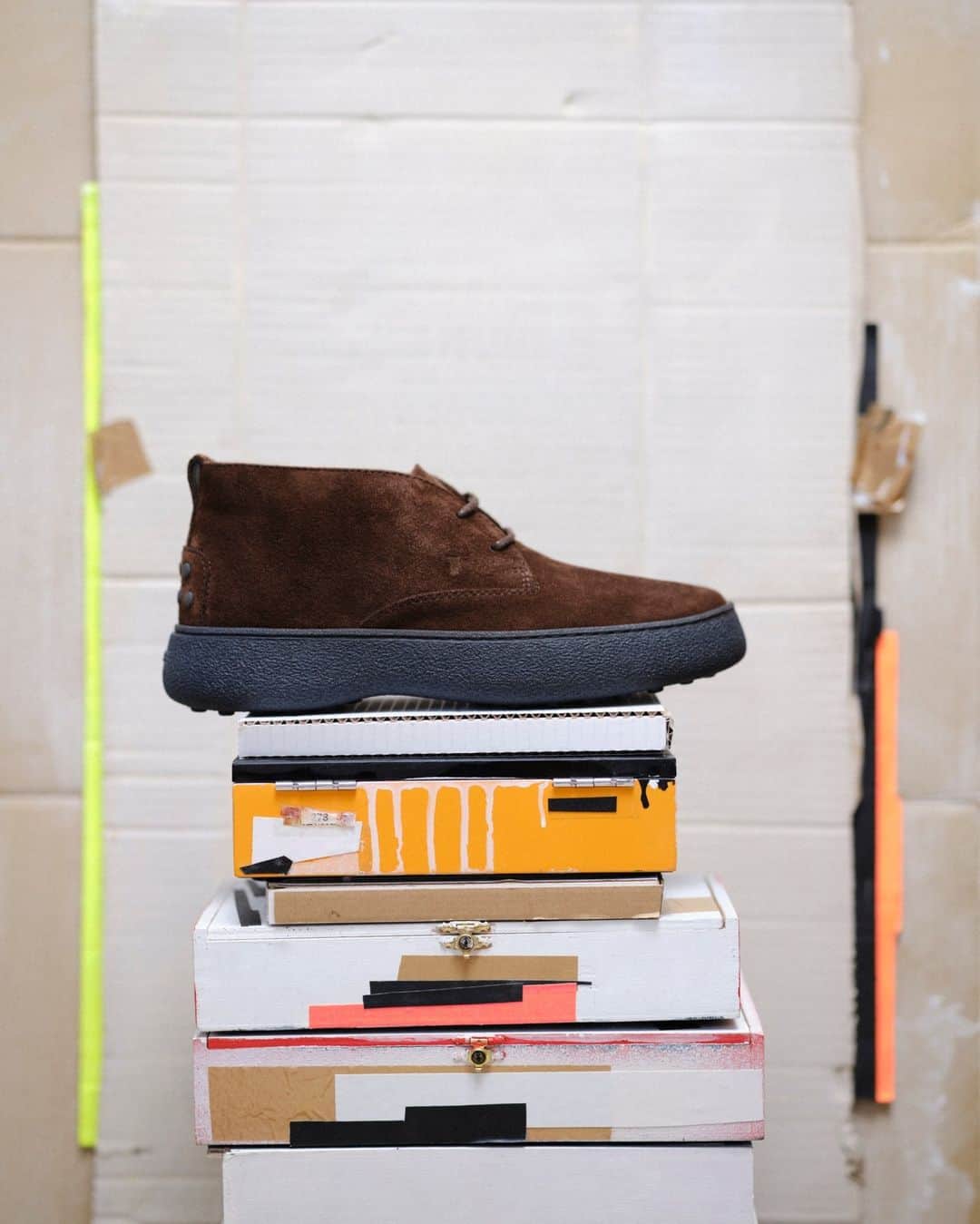 トッズのインスタグラム：「Different version, one icon. Meet the Tod’s W.G. desert boot, handcrafted in suede in earthy tones.  Collages and Set Design: @baumannmonique Photo: @valentin_hennequin  #Tods #TodsFW23 #TodsWG」