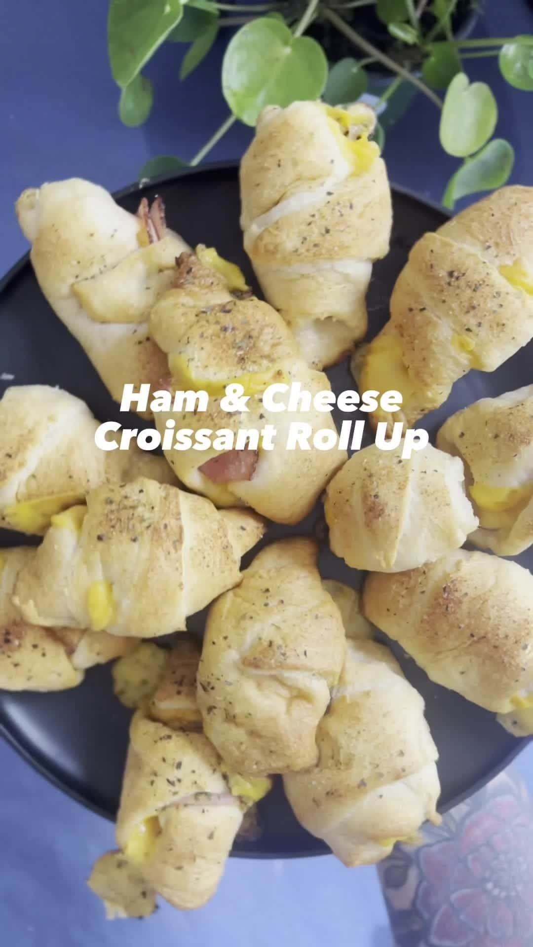 Flavorgod Seasoningsのインスタグラム：「Ham & Cheese Croissant Roll up by Customer:➡ @lauren_in_louisville Seasoned with:➡ #Flavorgod Garlic Lovers!🧄⁠ -⁠ Add delicious flavors to your meals!⬇️⁠ Click link in the bio -> @flavorgod | www.flavorgod.com⁠ -⁠ FlavorGod Seasonings:⁠ 🌿Made Fresh⁠ ☀️Gluten free⁠ 🥑Paleo⁠ ☀️KOSHER⁠ 🌊Low salt⁠ ⚡️NO MSG⁠ 🚫NO SOY⁠ ⏰Shelf life is 24 months⁠ -⁠ #breakfast #fitness #food #foodporn #foodie #instafood #foodphotography #foodstagram #yummy #instagood  #foodies #tasty #cooking #instadaily #lunch #healthy #seasonings #flavorgod #lowsodium #glutenfree #dairyfree」