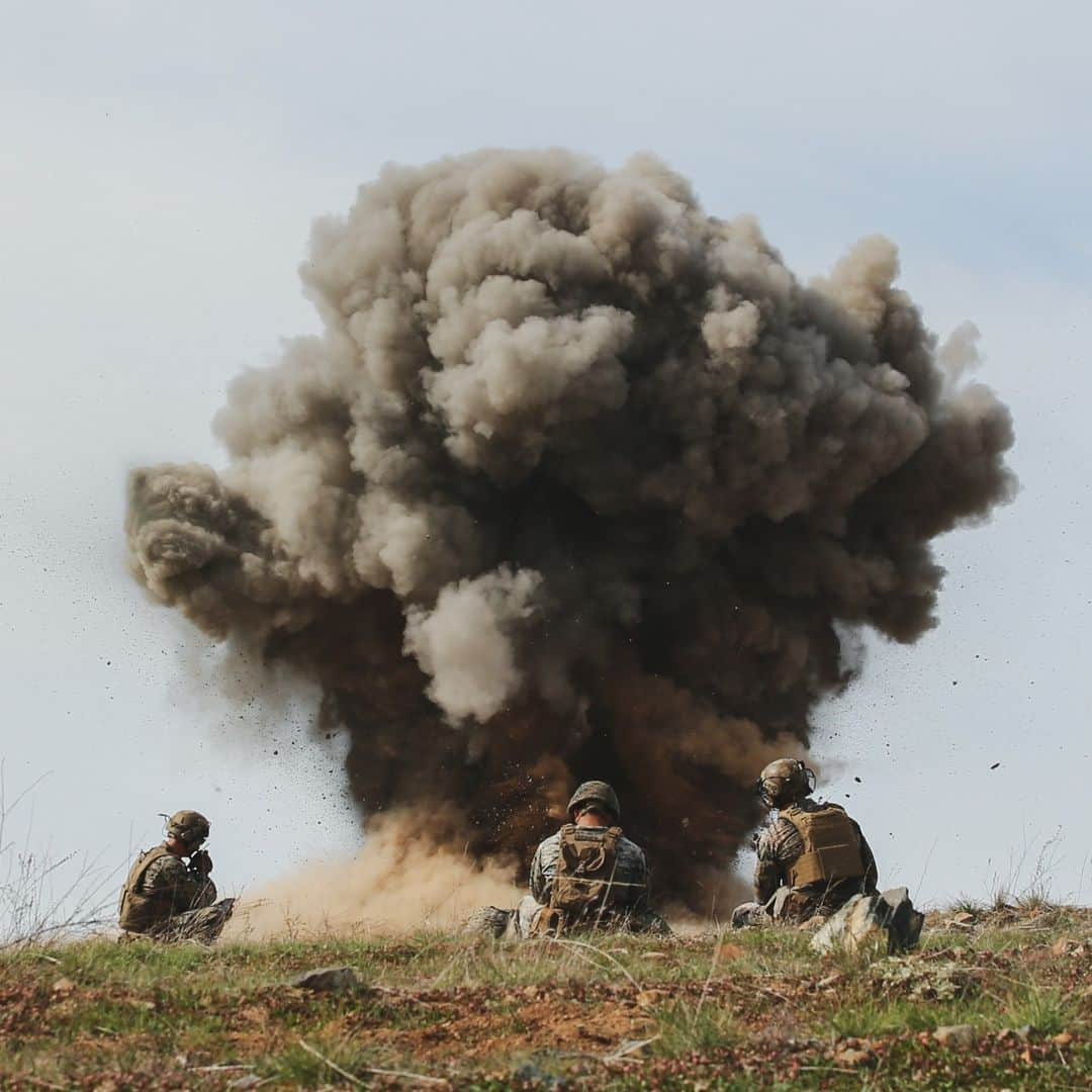 のインスタグラム：「Impact Area 💥   📍 @MCB_Camp_pendleton (Oct. 13, 2023)  #Marines with @I_mef_marines and Singapore Guard pioneers with 7th Singapore Infantry Brigade take cover from a controlled explosion during a combat engineer subject matter expert exchange as part of Exercise Valiant Mark 2023.  Valiant Mark 23 is an annual bilateral training exercise between the Singapore Armed Forces and I Marine Expeditionary Force, designed to enhance interoperability, improve combined arms and amphibious warfighting skills, and strengthen military-to-military relationships.   📷 (U.S. Marine Corps photo by Staff Sgt. Dana Beesley)  #USMC #MarineCombatArms」