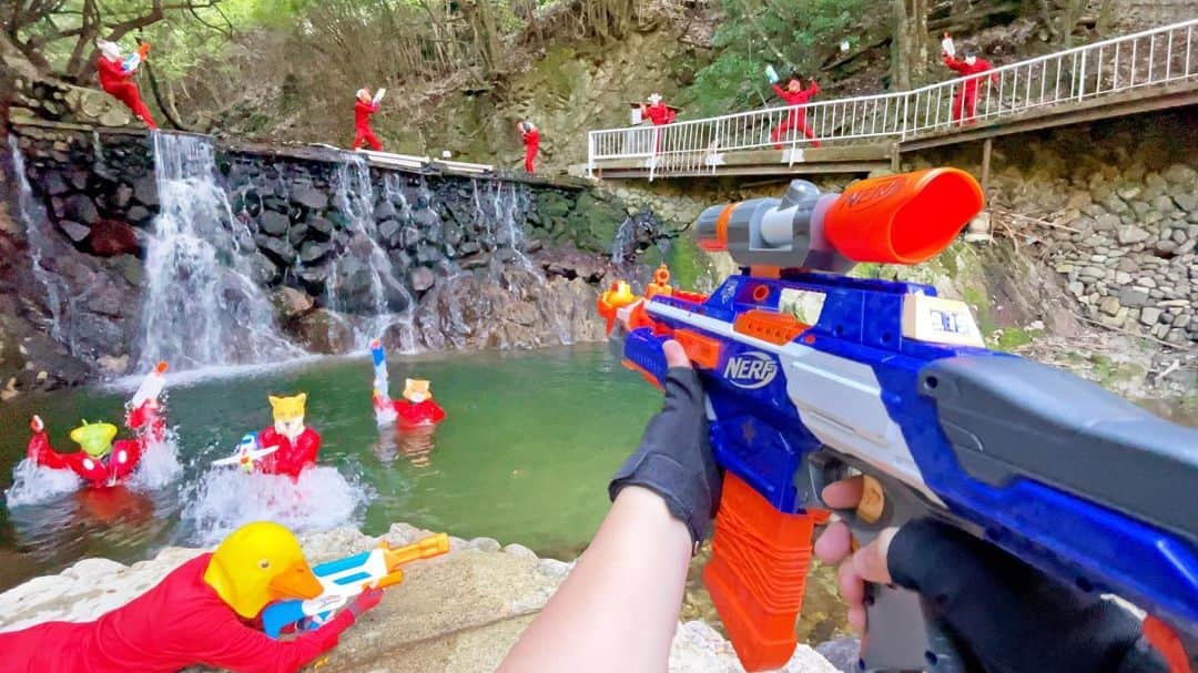 Kamiwaza Trickshotsのインスタグラム：「Nerf War | Amusement Park Battle 50🔫 『ナーフ戦争 | 奥水間アスレチックスポーツ編』公開🔥  今回の舞台は大阪のアスレチックレジャー施設！！ 大自然の中でのナーフの戦いをお楽しみ下さい😎🔥  @okumizuma.athletic.sports  お忙しいなか撮影に全面協力して頂き本当にありがとうございました🙏  @kamiwaza.tomo @nari_kamiwaza @hidetorian  #nerf #nerfwar #nerfgun  #youtube  #奥水間アスレチックスポーツ」