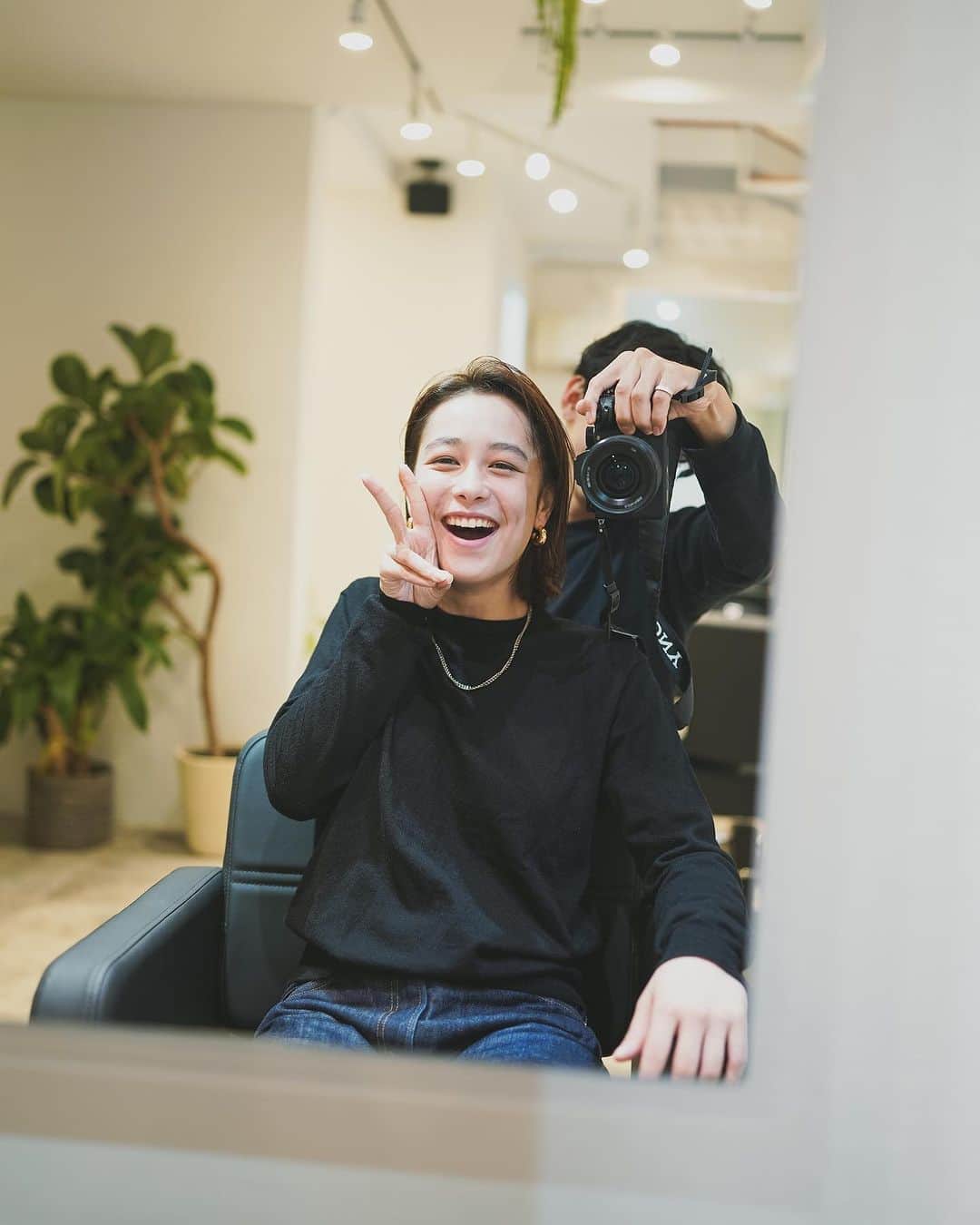 川辺辰郎のインスタグラム：「出会った時 2019年当時19歳 ↓ 今 4年間で自分の人生本当に激変した、大変な時も楽しい時も、悔しい時もいつもそばで支えてくれてありがと！  家庭＝team💪  夫婦で新たな目標 来年は総フォロワー5万人目指して頑張ります🔥  2023/10/21 ① 現在29397人  #くらし  #子育て日記  #子育て #育児」