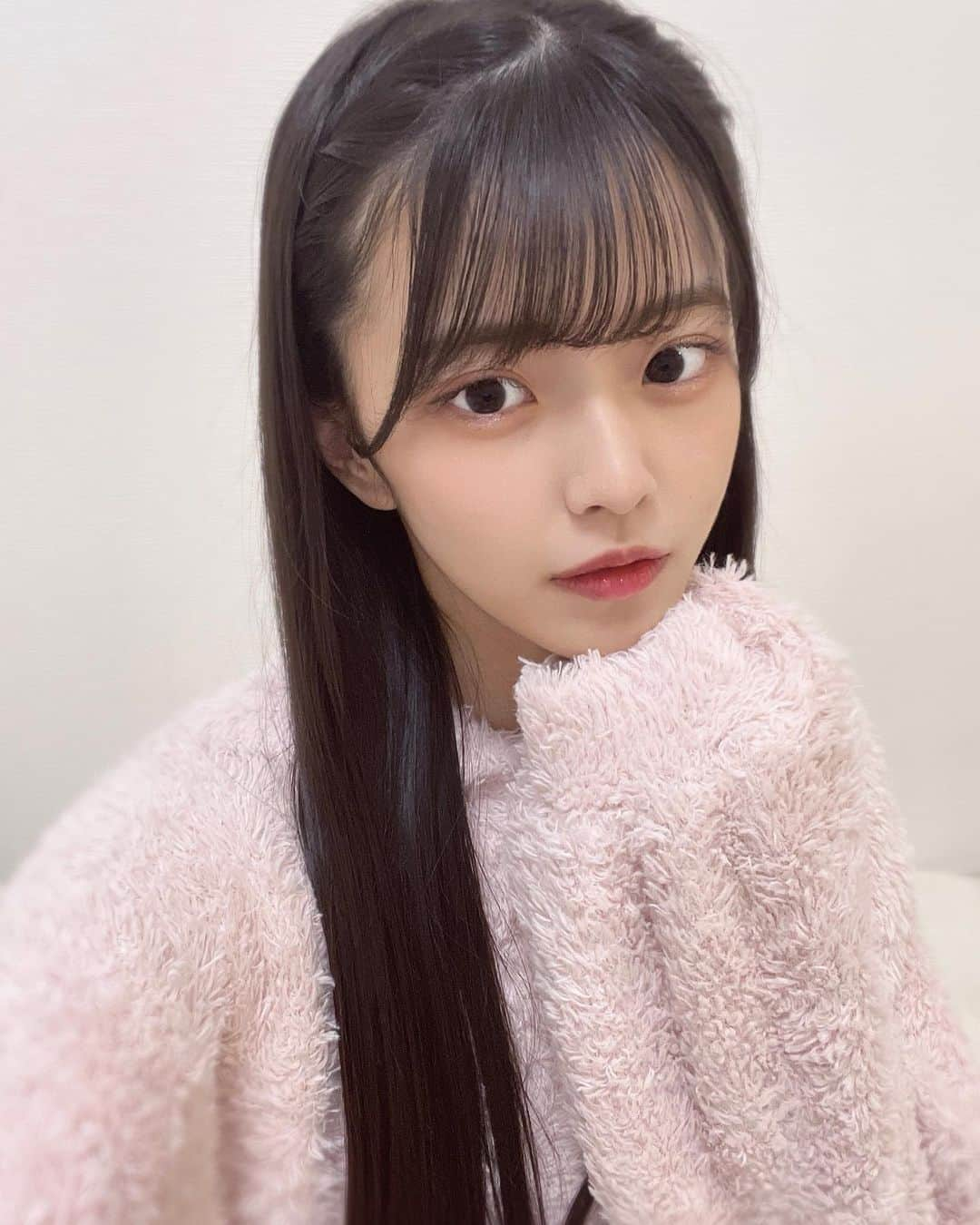 桜田彩叶のインスタグラム：「Instagram 1週間毎日投稿始めます！  前回毎日違う髪型の投稿をしたので、今回は メイクにします 🎀  昨日はお仕事だったので  #ピンクメイク 🩷 アイドルらしくストレートヘアにしてそれに合わせました！  使ったアイシャドウは  #3ce の #beachmuse #romand グリッターシャドウ02 です！ピンク系メイクどうですかー？   #アイドル  #アイドルヘア  #ストレートヘア  #編み込みヘア  #gelatopique #モコモコパジャマ  #アイドルメイク」