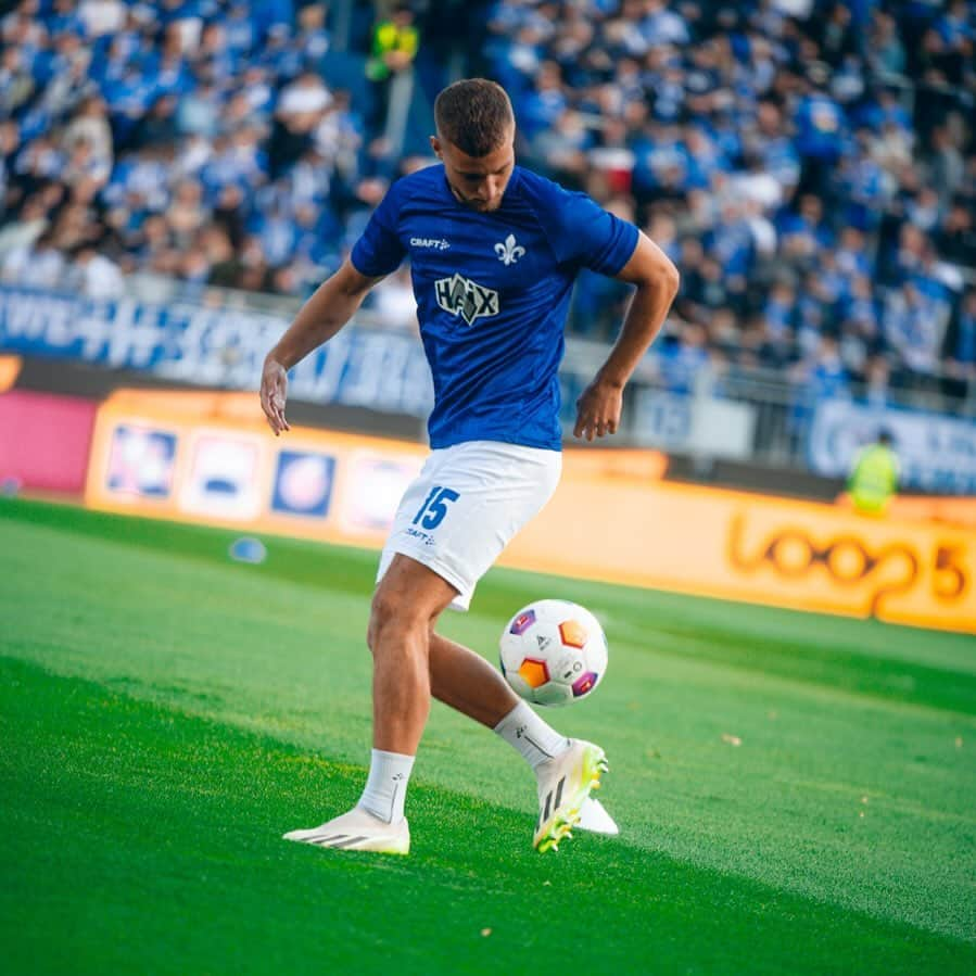 SVダルムシュタット98のインスタグラム：「Endlich den Ball wieder am Fuß, Bock auf diesen Fußball-Samstag! 😎⚜️ #sv98 #Lilien #Darmstadt #Bundesliga」