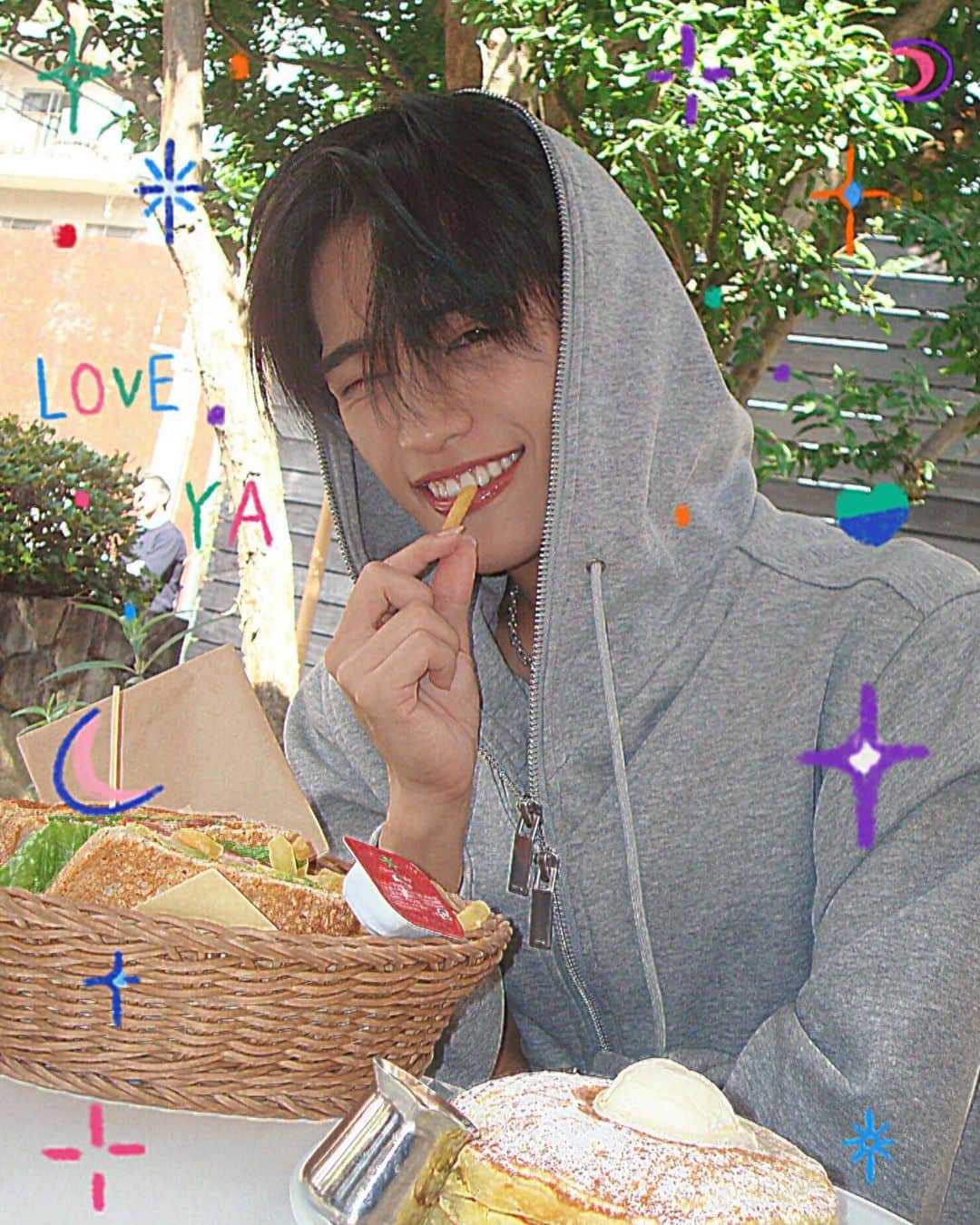 のインスタグラム：「Let's eat! 🥪  💎 : @tiffanyandco   #tiktok #douyin #tiktokjapan #douyinchina #reels #reelsinstagram #帥哥 #viral #china #douyintiktok #douyin #douyinboy #douyinmakeup #douyinchina #ulzzangkorea #ulzzang #ulzzangboy」
