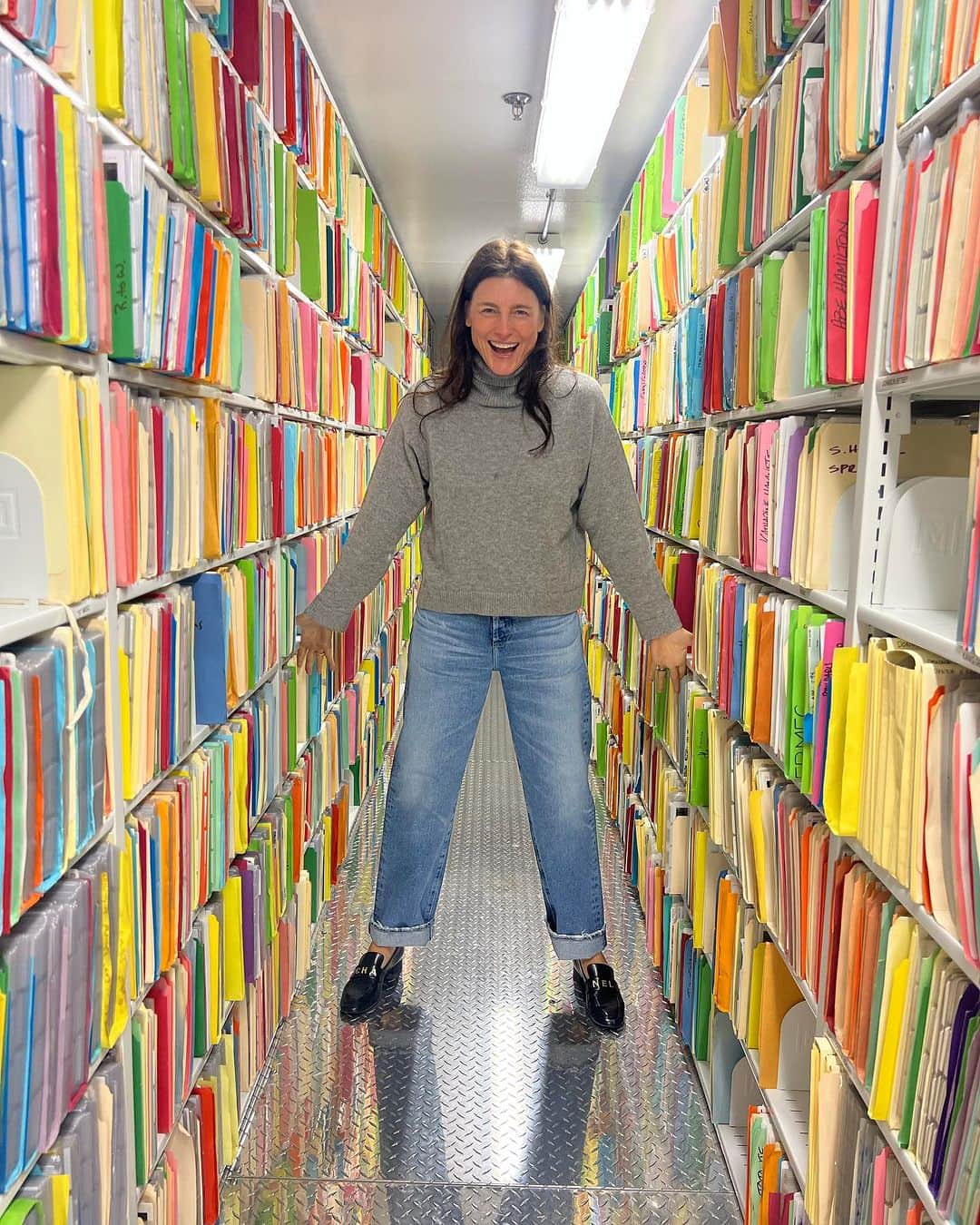 タビサシモンズのインスタグラム：「Got to hang out in the Vogue archives today ! Thank you @ivanshaw PS Outfit C- 🤪😱😬」