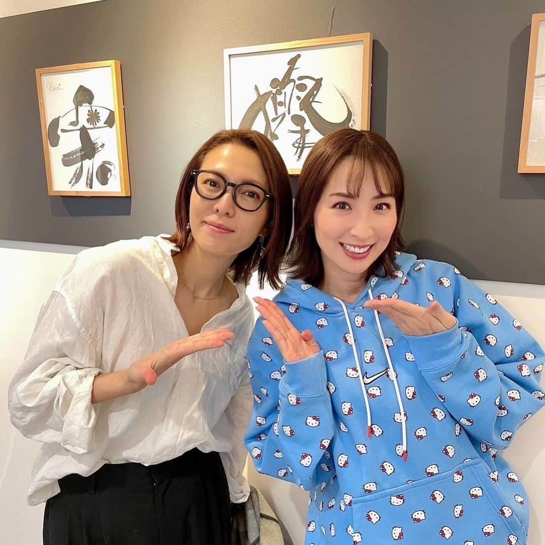 真飛聖さんのインスタグラム写真 - (真飛聖Instagram)「とうちゃんが♡  舞台『多重露光』を観に来てくれました♡ ずーっと休みなく忙しい日々なのに、 合間にわざわざ来てくれて、すんごく感動してるんだけど、上手く伝えられていません・・・  とうちゃんは 私の道標のような存在です✨ 舞台姿にはいつも感動させられ、 普段はいつも笑わされ、幸せなことです、ほんと♡  綺麗すぎるトーコ姉さん✨  いつも本当にありがとうございます♡  さて、舞台もいよいよ明日が千秋楽となりました✨  無事に終えられますよう どうか見守っていてくださいませ〜♡ 明日、ご観劇の方は、お待ちしておりますね〜♡  #舞台#多重露光 #安蘭けい さん#とーちゃん #トーコ姉さん #美しすぎる仲良し #本当にありがとう #髪型可愛いね」10月21日 22時08分 - sei_matobu