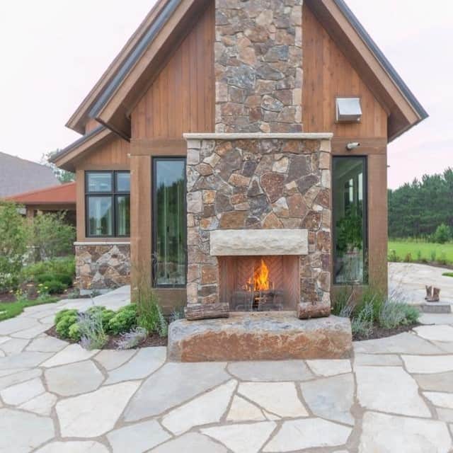 HGTVさんのインスタグラム写真 - (HGTVInstagram)「We're craving a cabin getaway right about now. Wbu? ⁠ ⁠ Tag a friend you'd want to stay in one of these cabins with 🏡⁠ ⁠ Head to the 👉 link in bio to step inside these mountain homes. #HGTVDesign⁠ ⁠ 📸: @simonhurstphoto, Mark Boisclair Photography, @krafty_photos, Vance Fox, @gibeonphoto, @holgerobenaus, @scottamundsonphoto」10月21日 22時09分 - hgtv