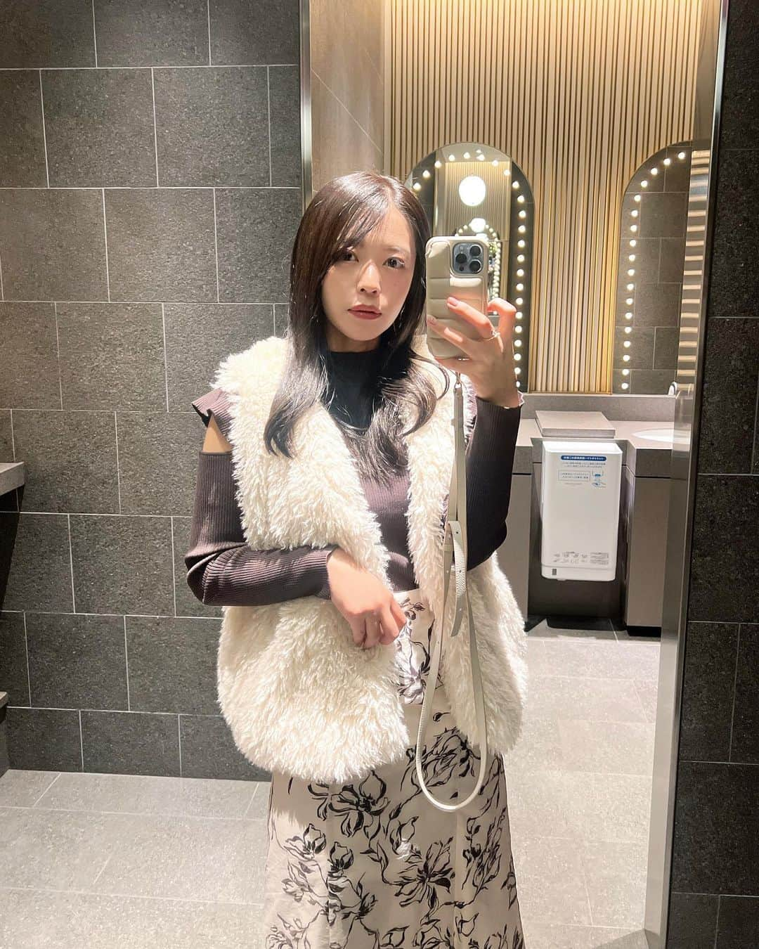 石倉侑芽さんのインスタグラム写真 - (石倉侑芽Instagram)「休日コーデ👗🤍  服装での温度調節が難しい今の時期 ふわふわのファーベストが大活躍しています✨  ブラウンでまとめたコーデに 白いファーをプラス🤍 マーキュリーの穴あきニットは 程よい肌見せがお気に入り😌💕 とっても久しぶりにコーデ投稿できた！  iPhoneケースは @demiu_jp  これめっちゃ可愛いし便利すぎて最高🤍  #ゆめちんコーデ#秋服#秋コーデ#ファージレ#ファーベスト#秋冬コーデ#私服#ブラウンコーデ#骨格ウェーブ#顔タイプエレガント#顔タイプフェミニン#ブルベ冬#ブルベ冬コーデ#demiu#デミュウ」10月21日 22時10分 - yume8115