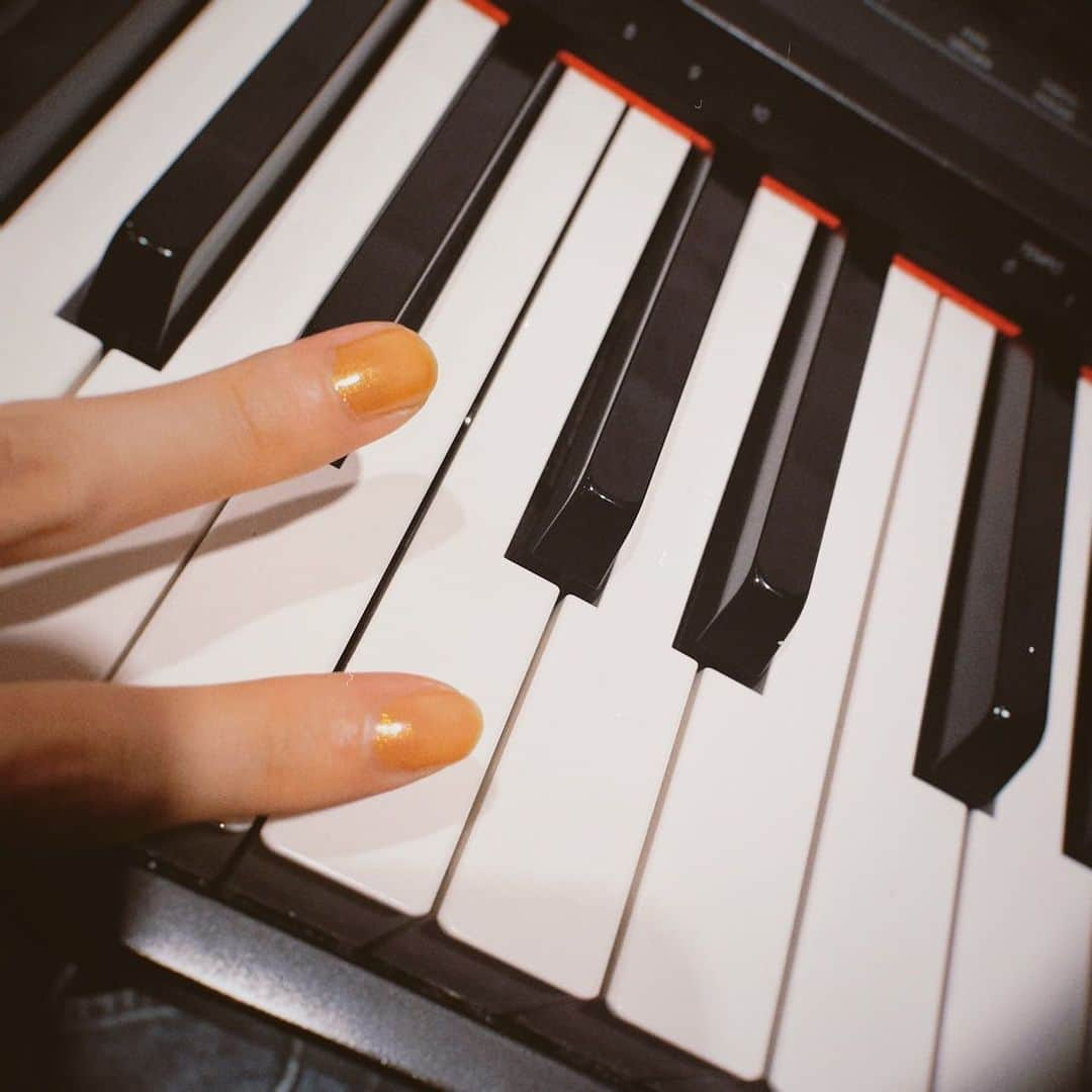 堀内まり菜のインスタグラム：「【堀内まり菜です🎹】  2nd  LIVEまであと8日！  言葉に メロディーに 一緒に生きる証をのせて届けたいっ。  音楽の持つパワーってすごいんだ。 私らしい歌をうたえるようにまだまだ がんばるぞっ❤️‍🔥  2nd LIVE COSMOS🌏 チケット発売中🎫 horimari.jp/news/c/ 10月29日(日) 全電通ホール ☀️昼公演 14:30🌕夜公演 17:30  #コスモス菜う #堀内まり菜 #marinahoriuchi」